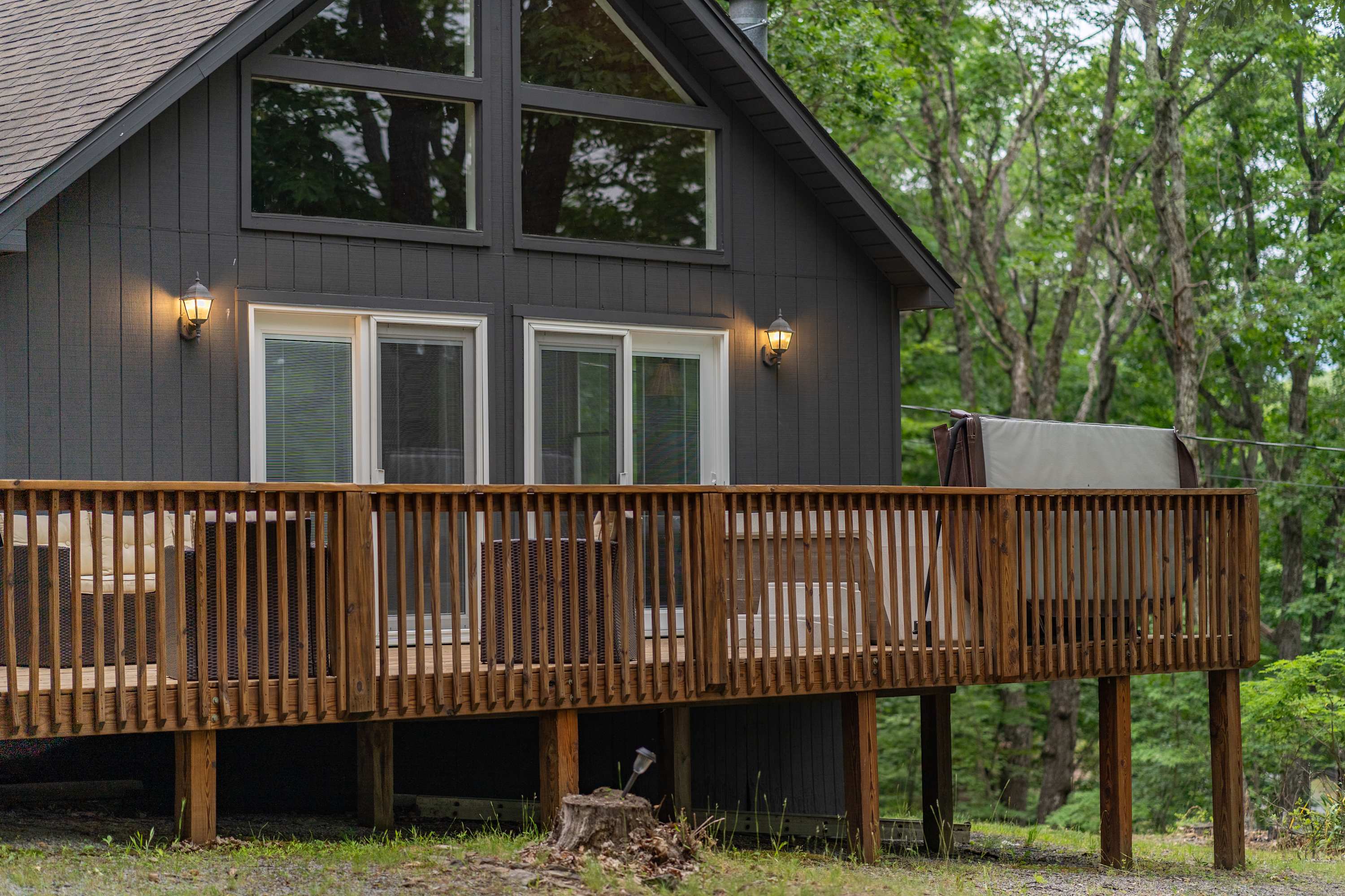 Cozy Cabin w/ Hot Tub, Fire Pit & Loft Getaway