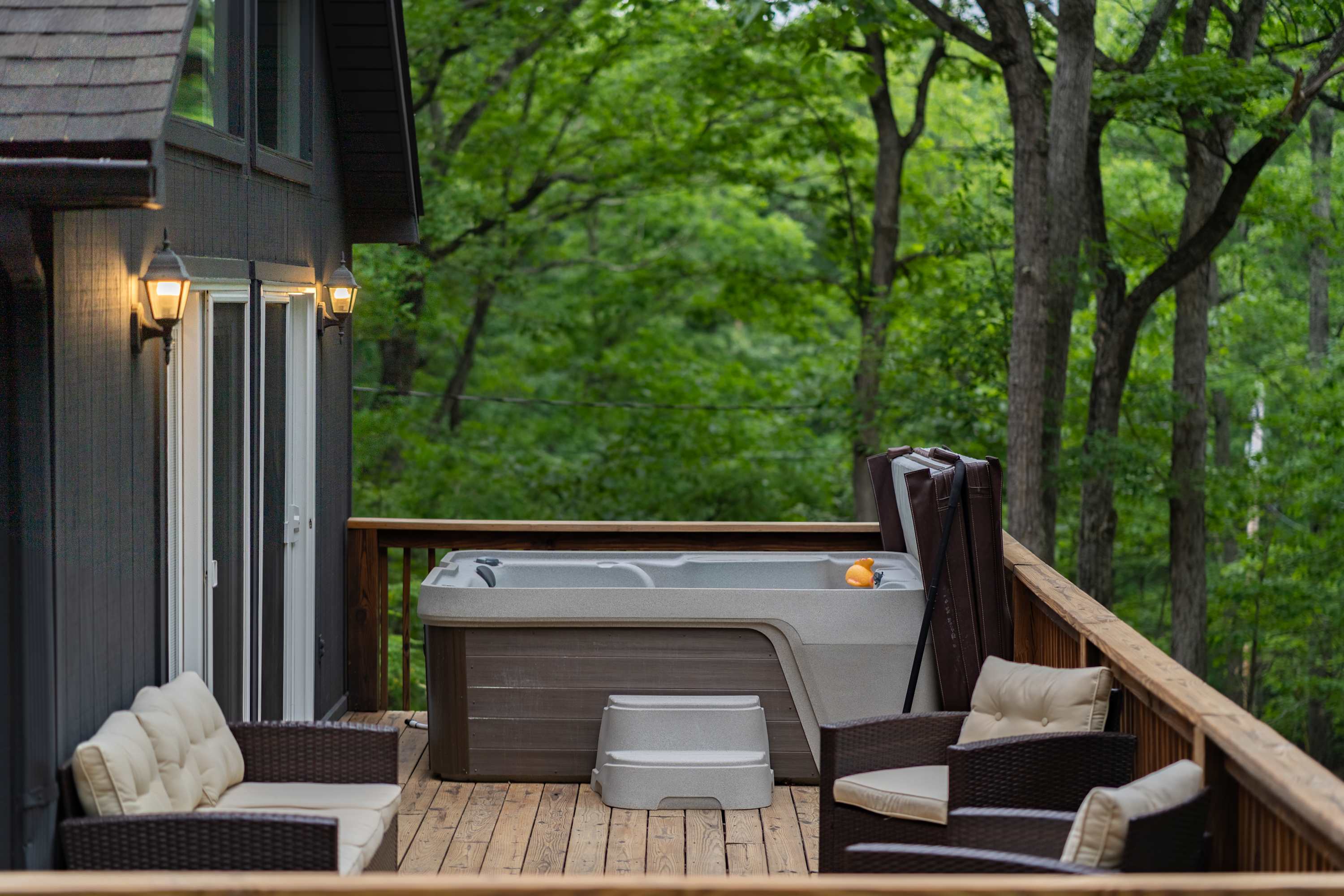Cozy Cabin w/ Hot Tub, Fire Pit & Loft Getaway