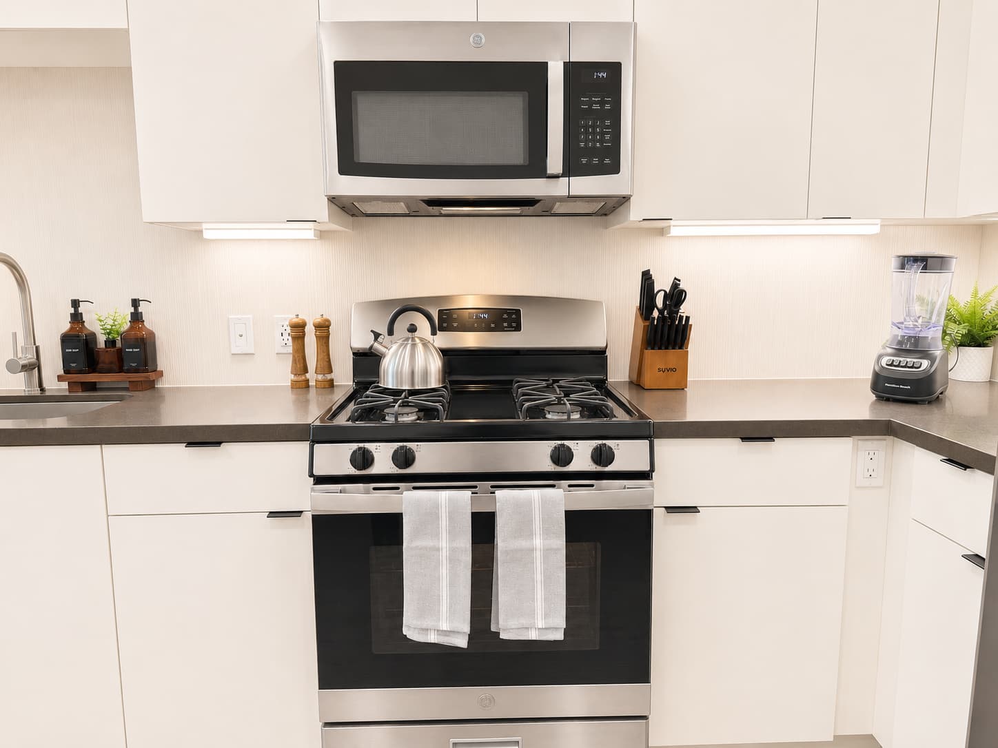 Modern Apartment w/ Pool & Gym Near Disneyland