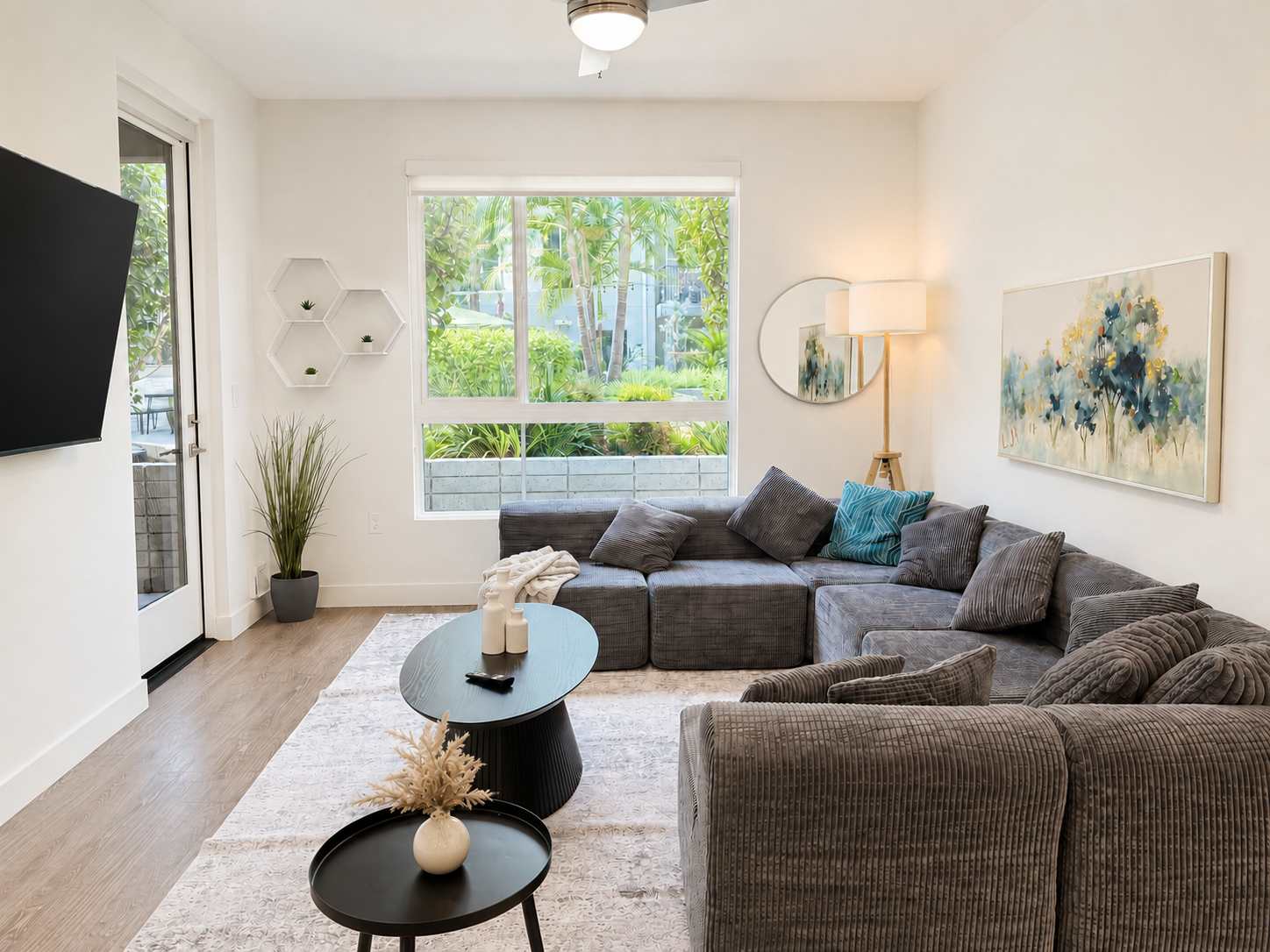 Modern Apartment w/ Pool & Gym Near Disneyland