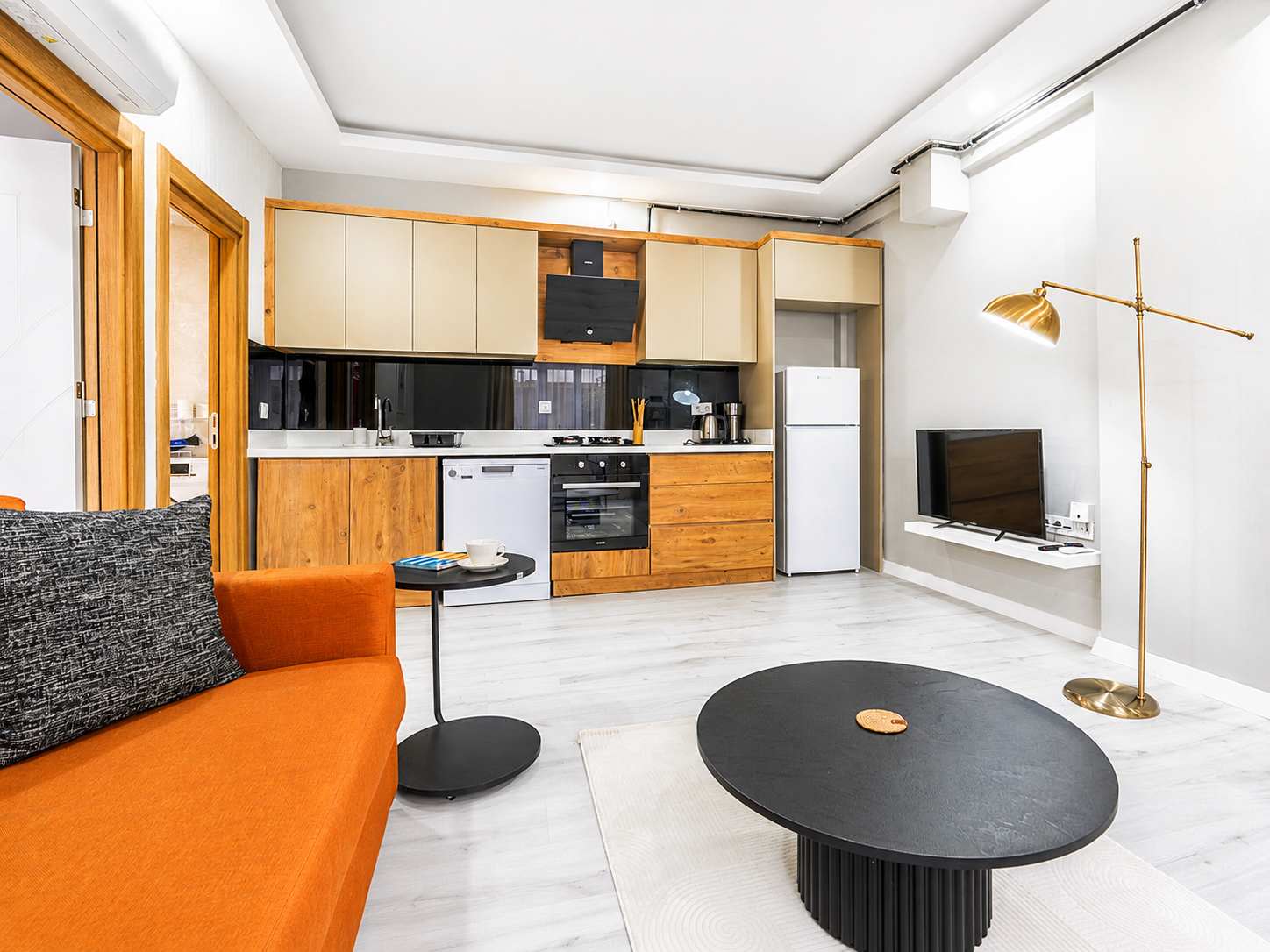Orange Modern City Apartment image 3