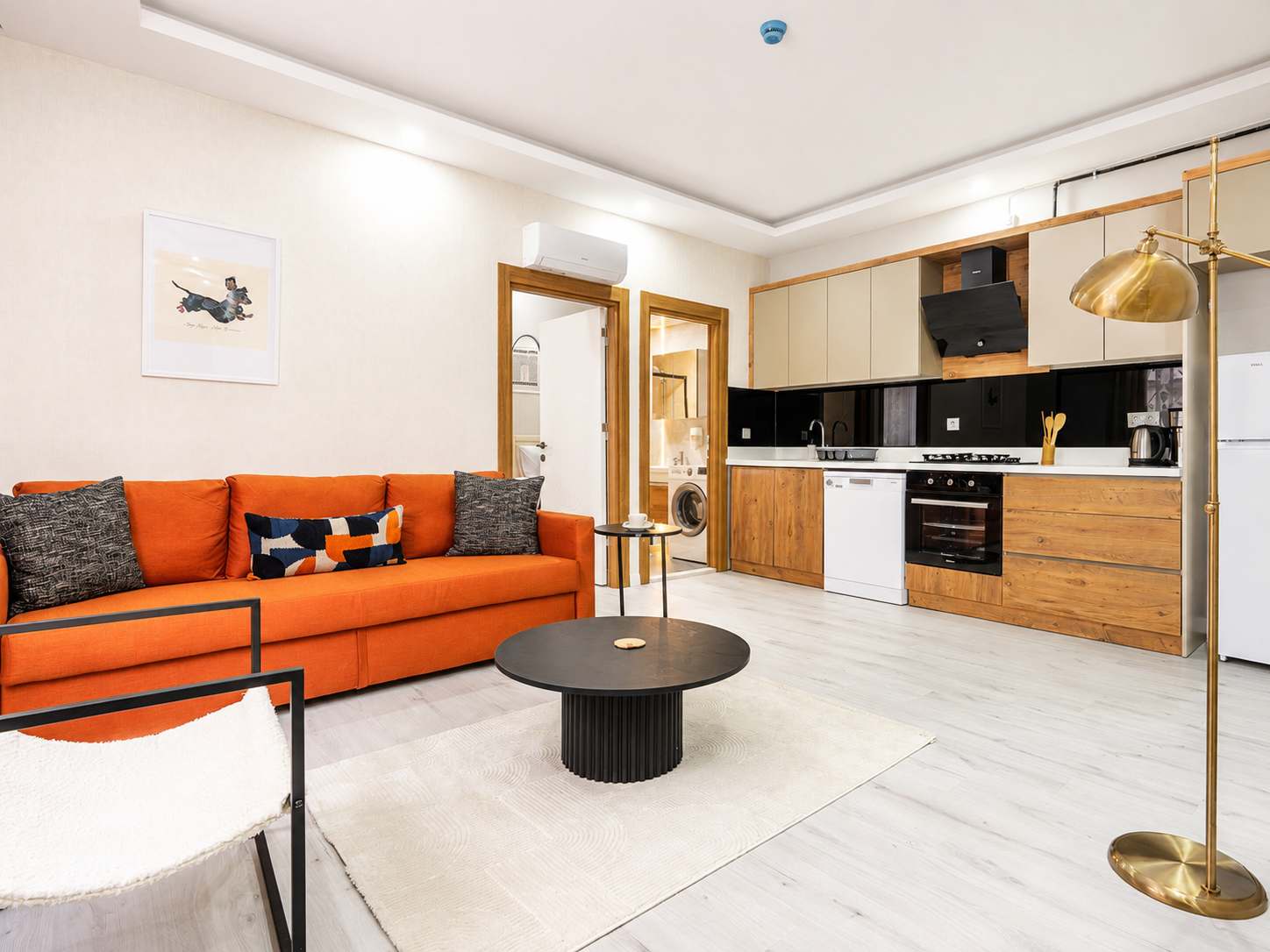 Orange Modern City Apartment image 4