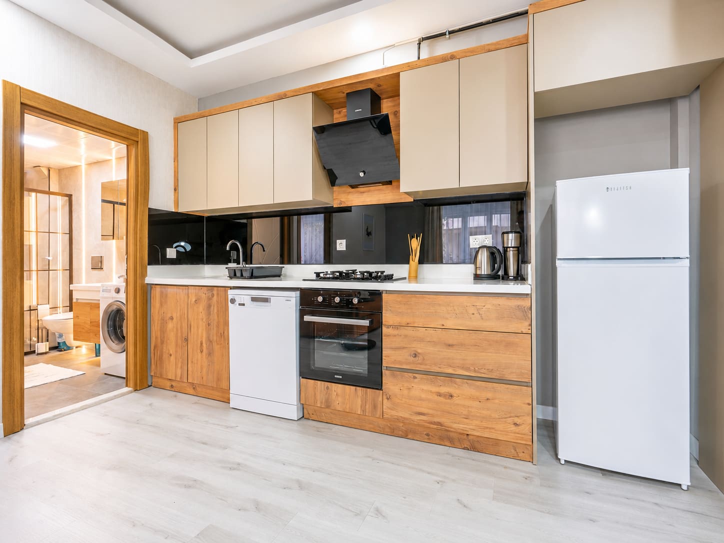 Orange Modern City Apartment image 2