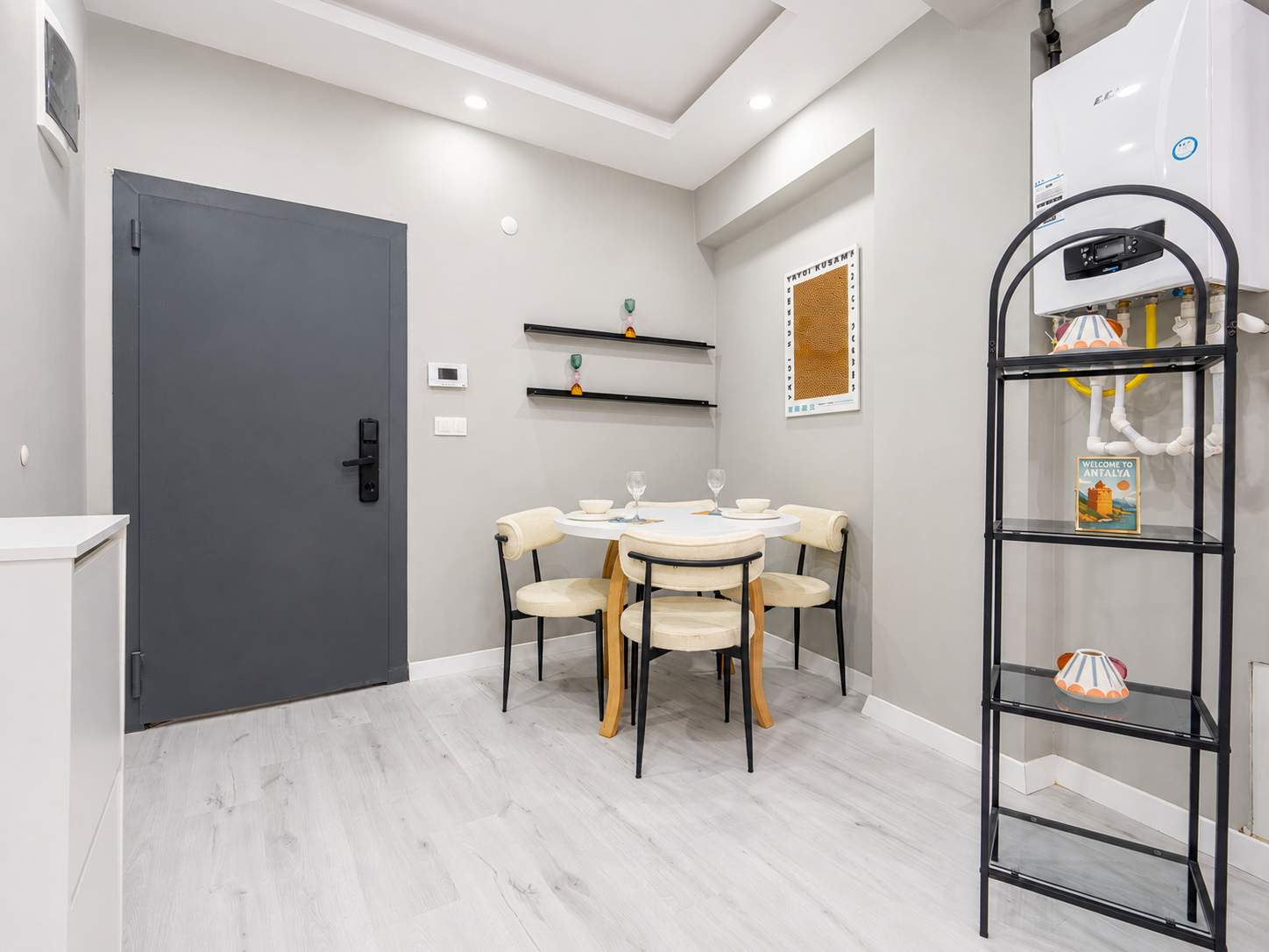 Orange Modern City Apartment image 3