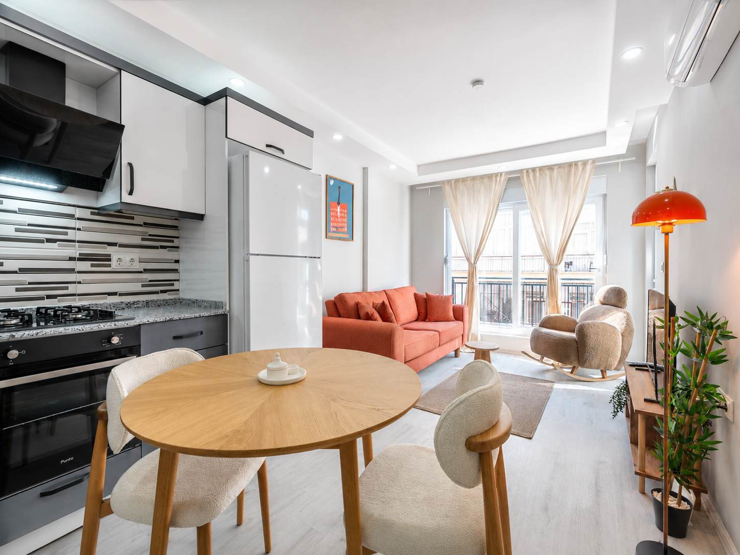 Cozy Apartment near Kaleici: City & Balcony Views image 2