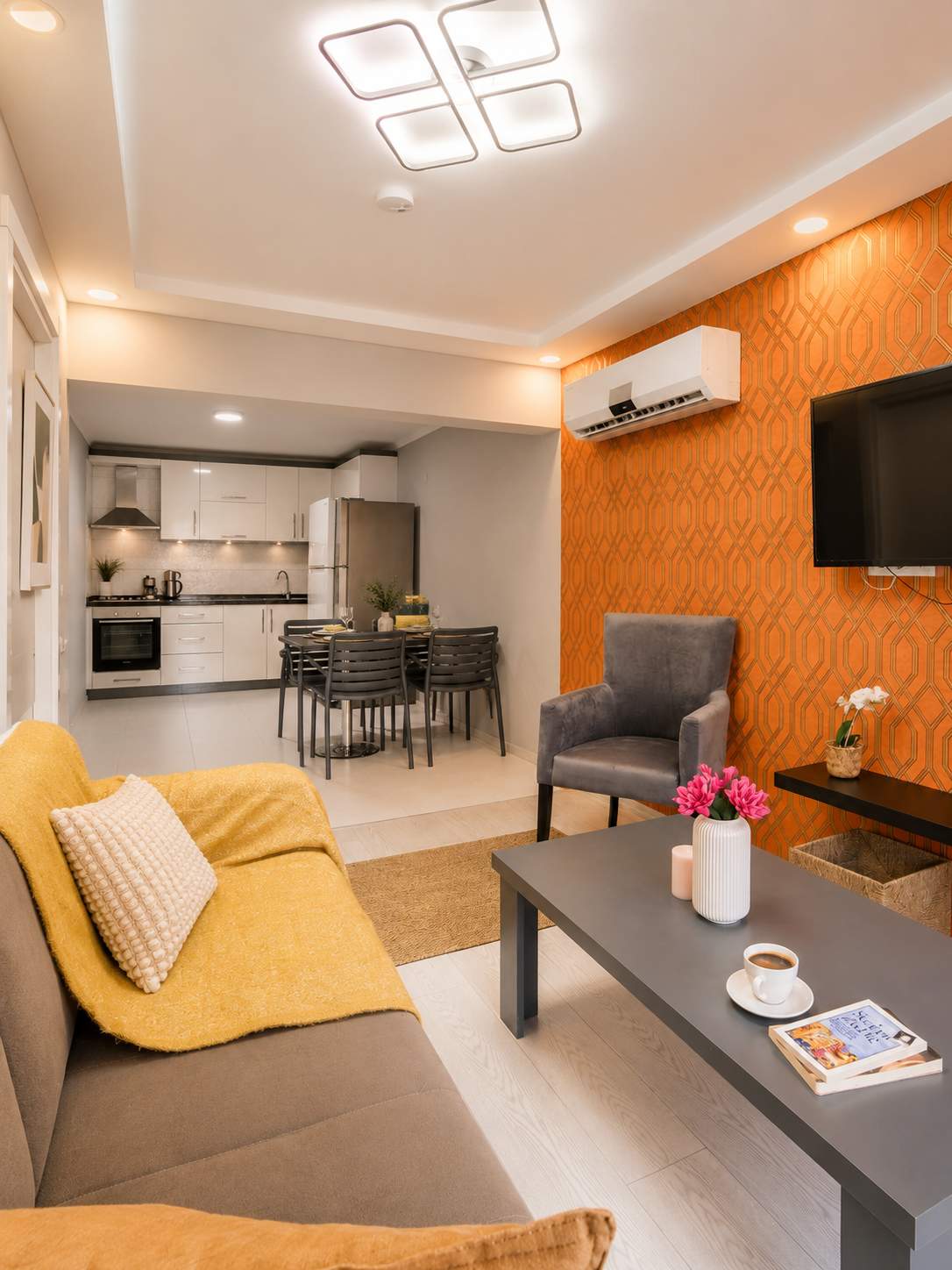 Bright Yellow Flat Near Beach Old Town Free Wifi