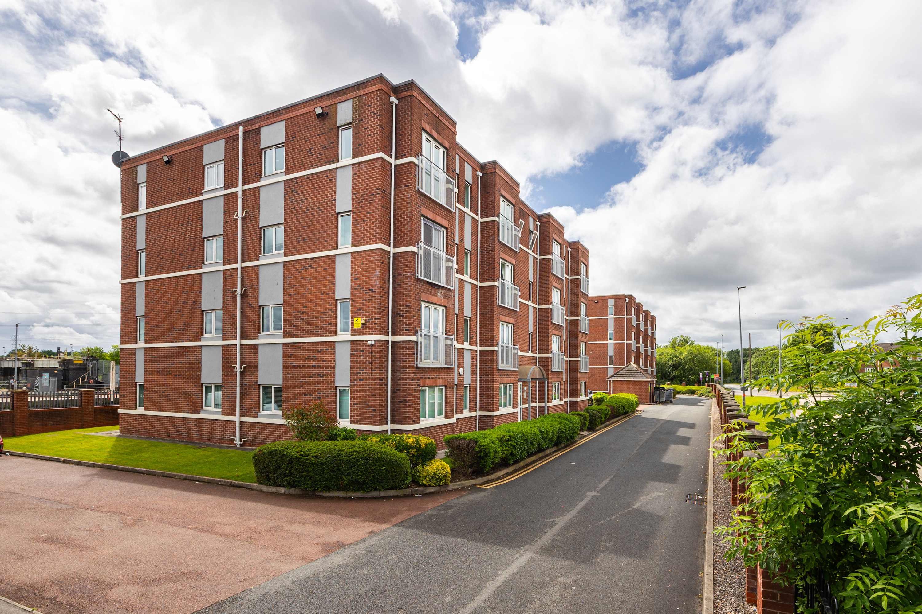 Urban Chic 2-BR Flat Trafford Centre– Free Parking in Forebay Drive M44 6RT - Property image 71 - VivreStays