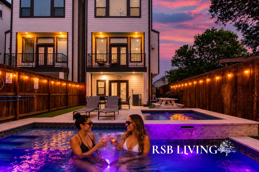 Sparkling Pool And Spacious Backyard Escape - Stunning Oasis Retreat - アメリカ ヒューストン