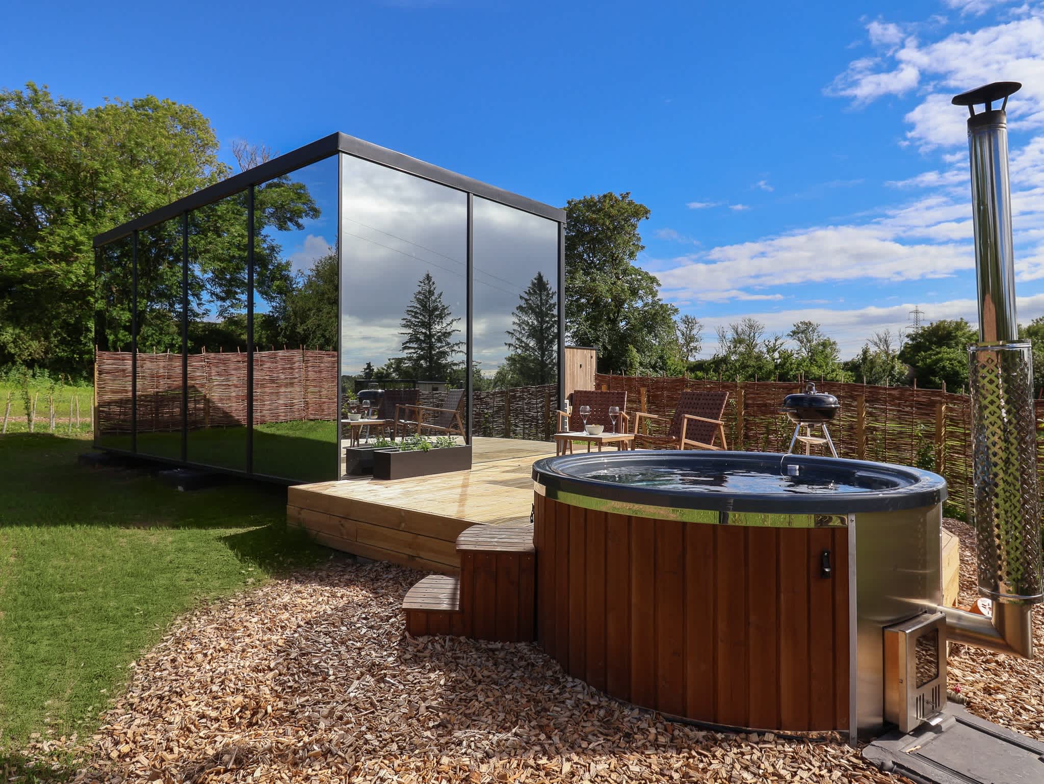 Luxury Mirror Cabin with Hot Tub & Sauna