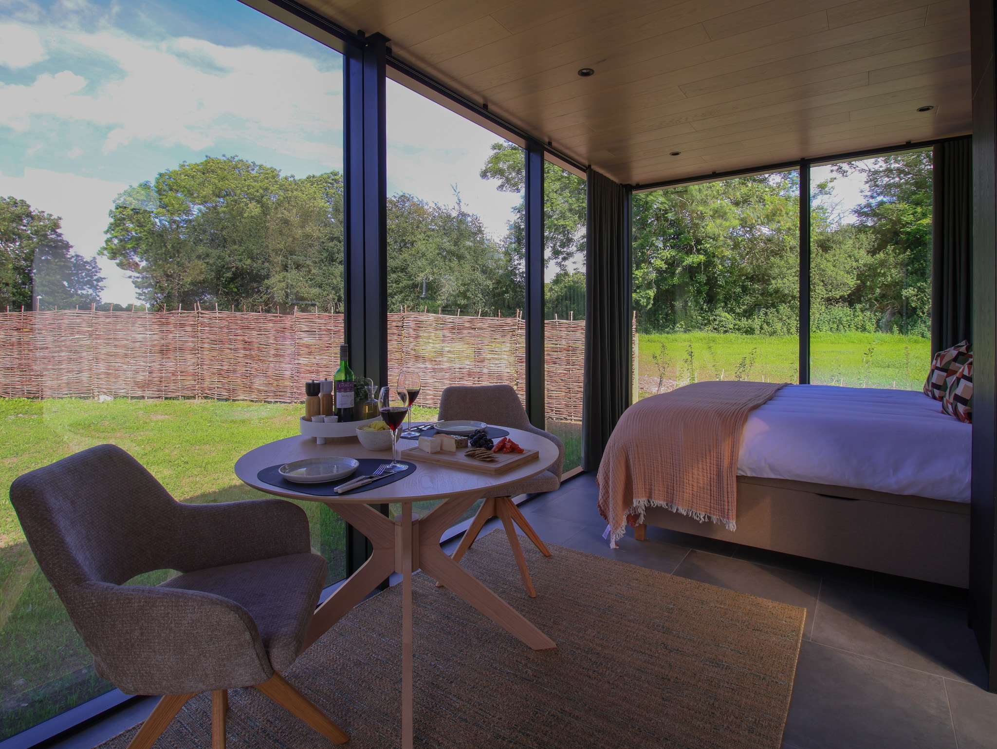 Luxury Mirror Cabin with Hot Tub & Sauna