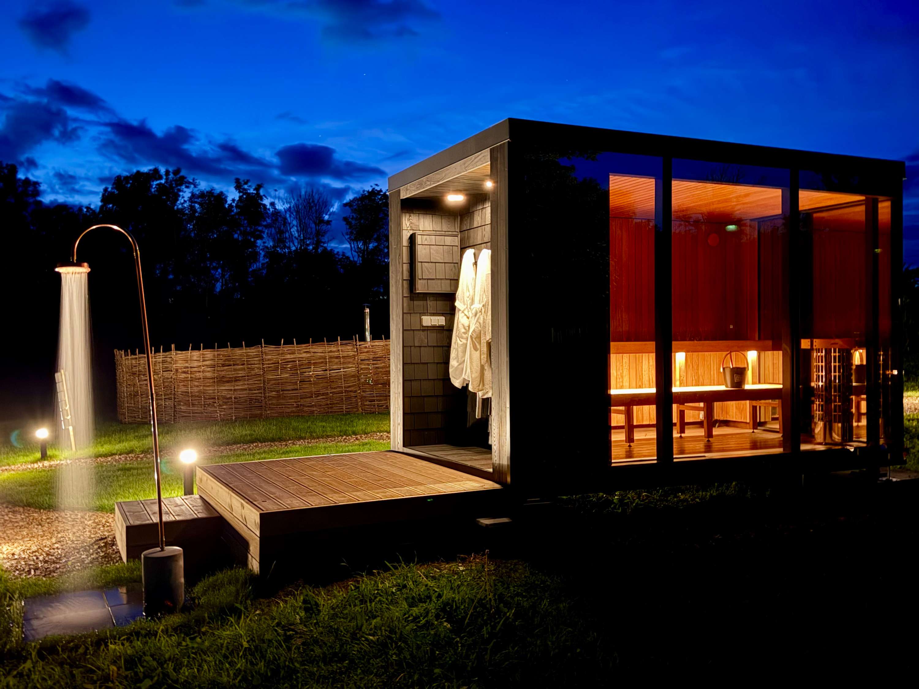 Luxury Mirror Cabin with Hot Tub & Sauna