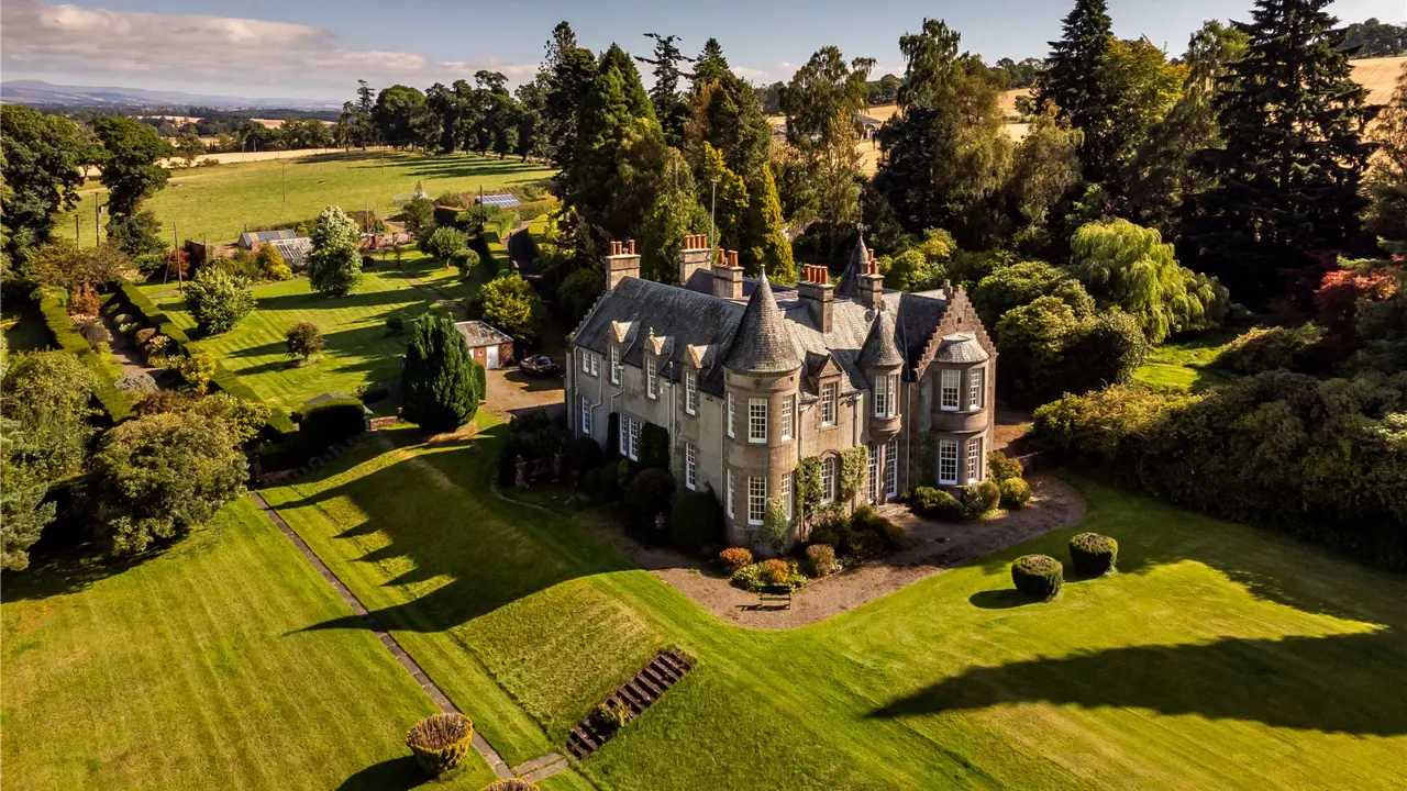 Historic Scottish Mansion with 3 acres & Sauna serviced apartment - Cargill - VivreStays