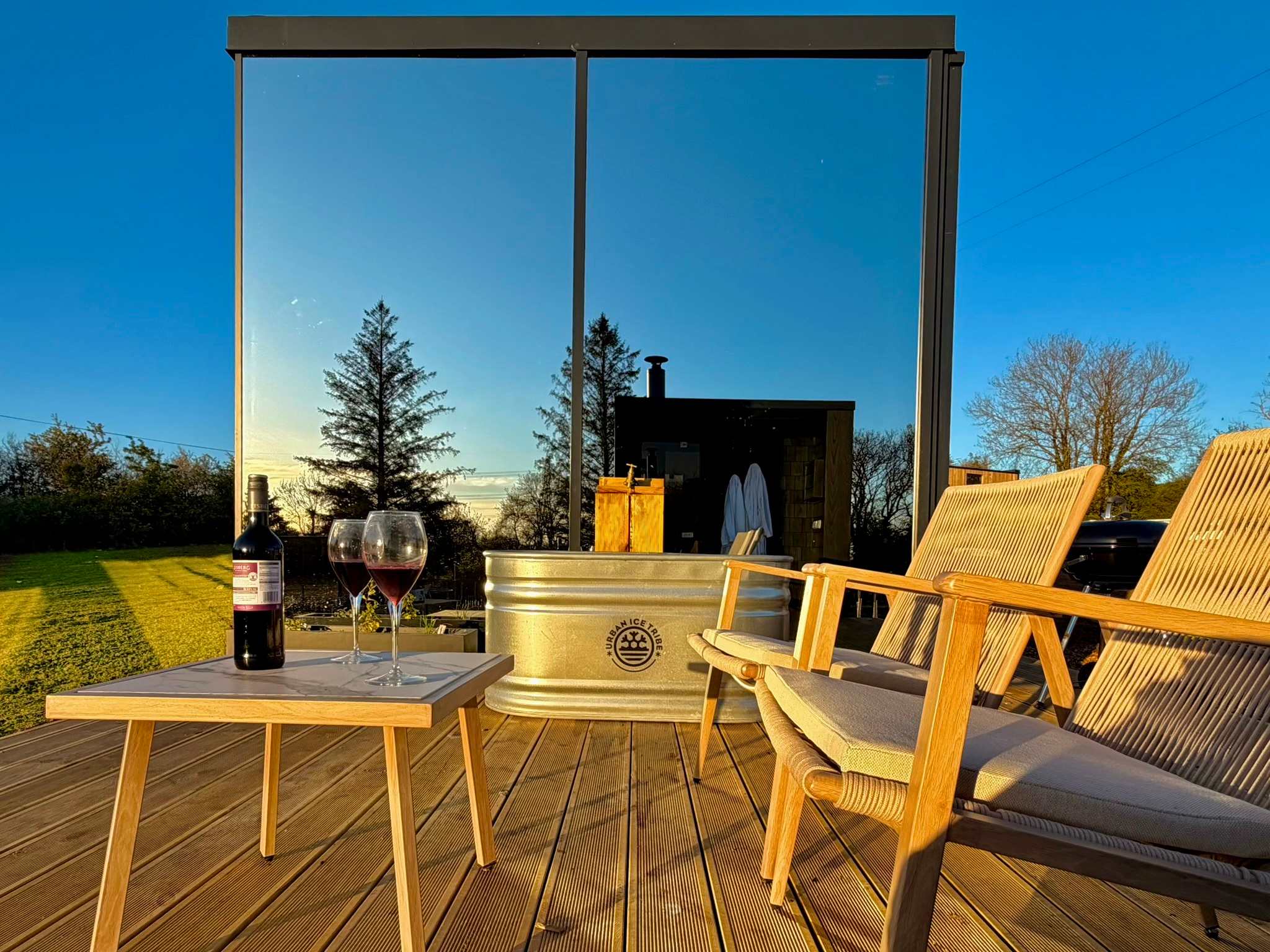 Stylish Mirrored Cabin with Sauna & Plunge Pool