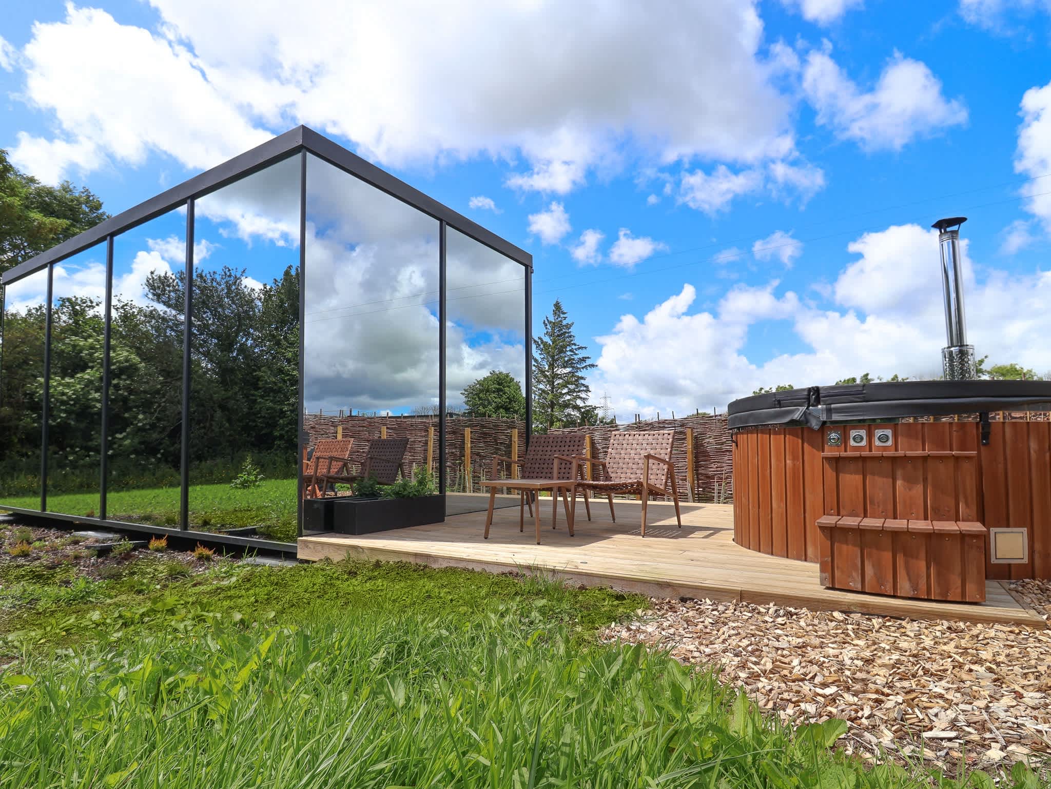 Stylish Mirrored Cabin with Hot Tub & Sauna