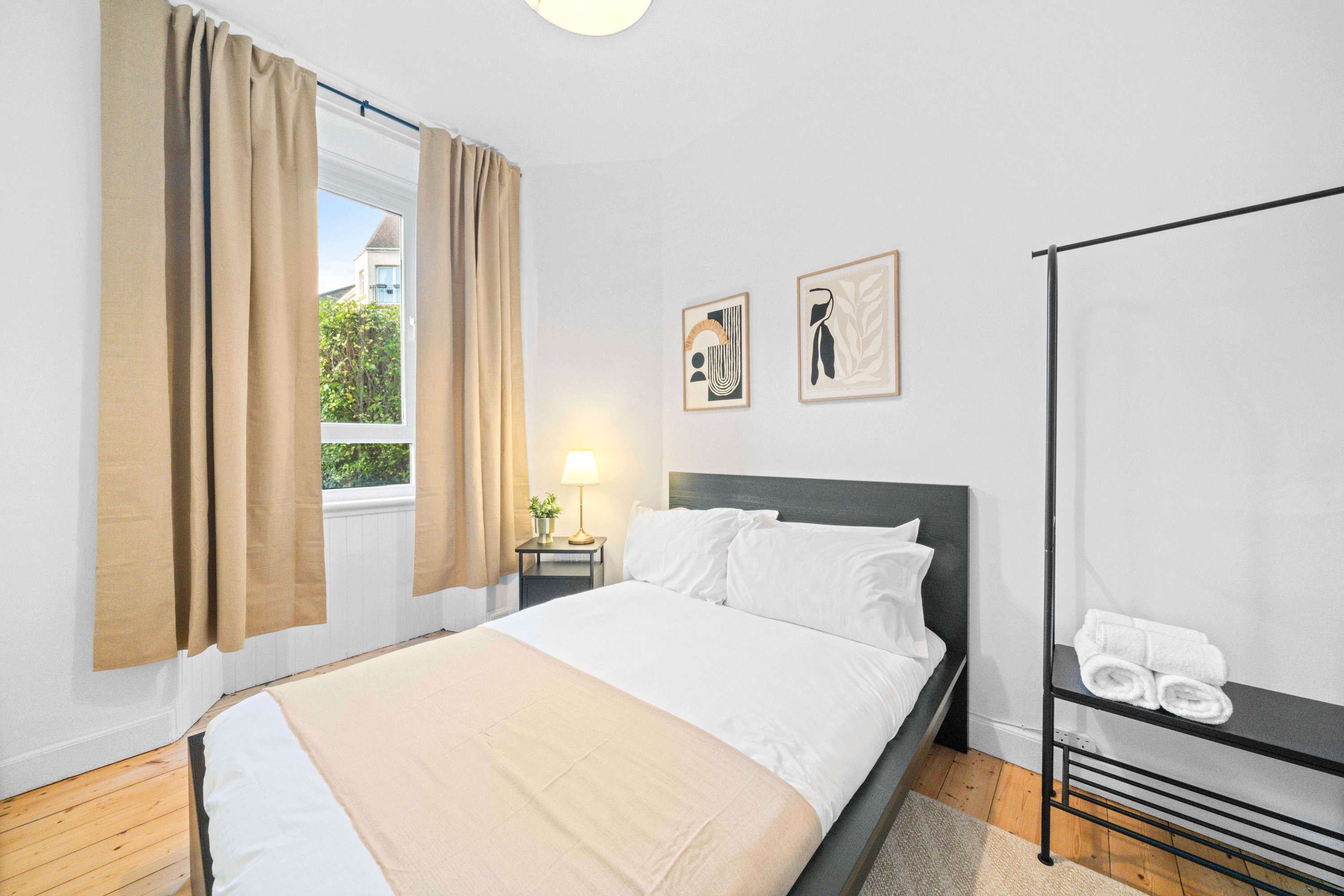 Stylish Ground Floor Apt - City Centre & Murrayfield serviced apartment - UK - VivreStays