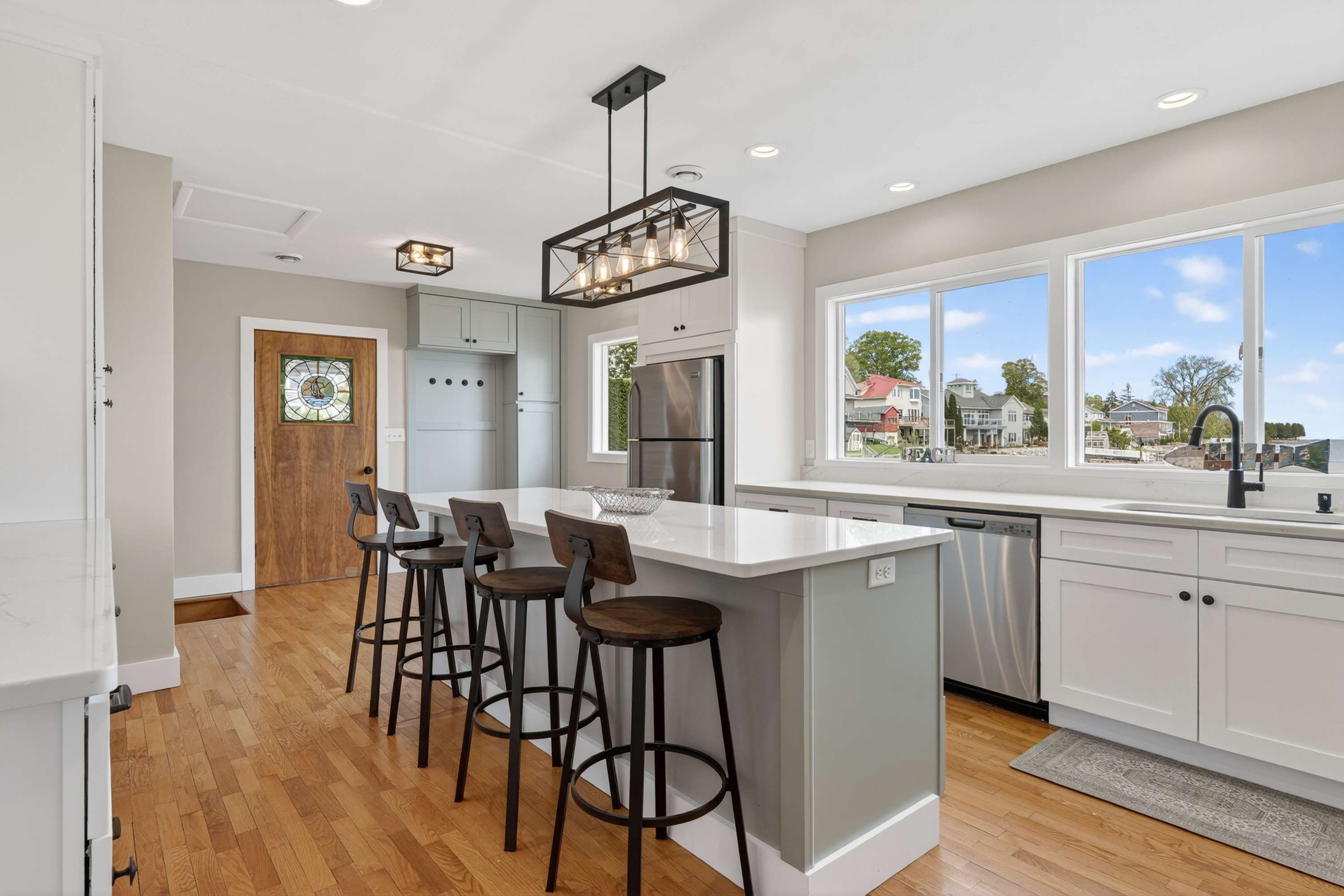 Breakfast bar with seating for 4 people