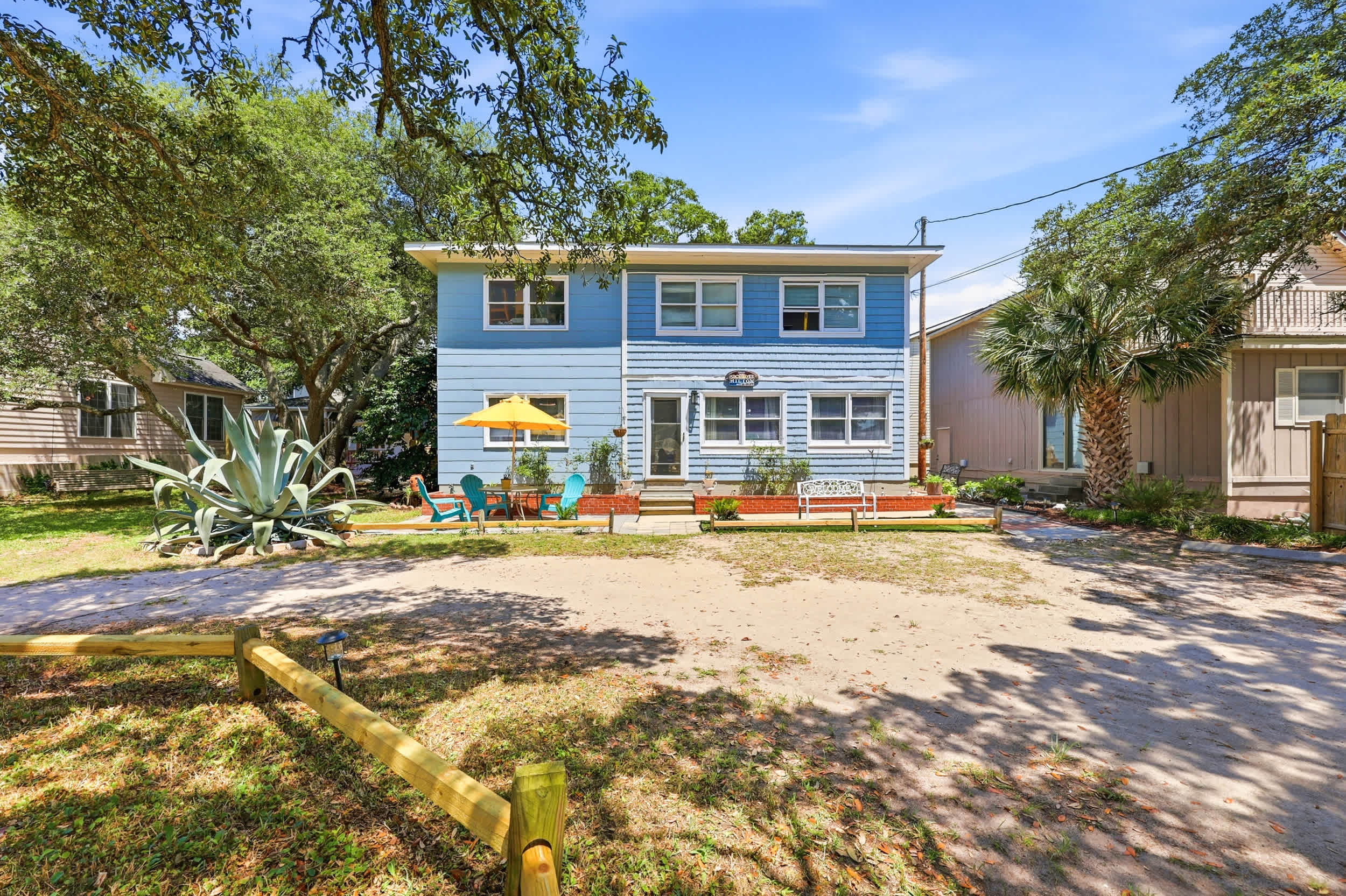 Coco Cottage w Outdoor Bar and TV Walk to Beach