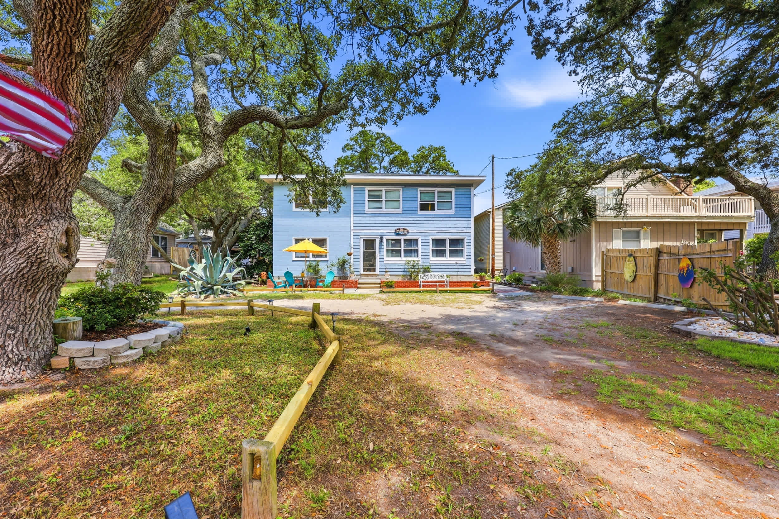 Coco Cottage w Outdoor Bar and TV Walk to Beach