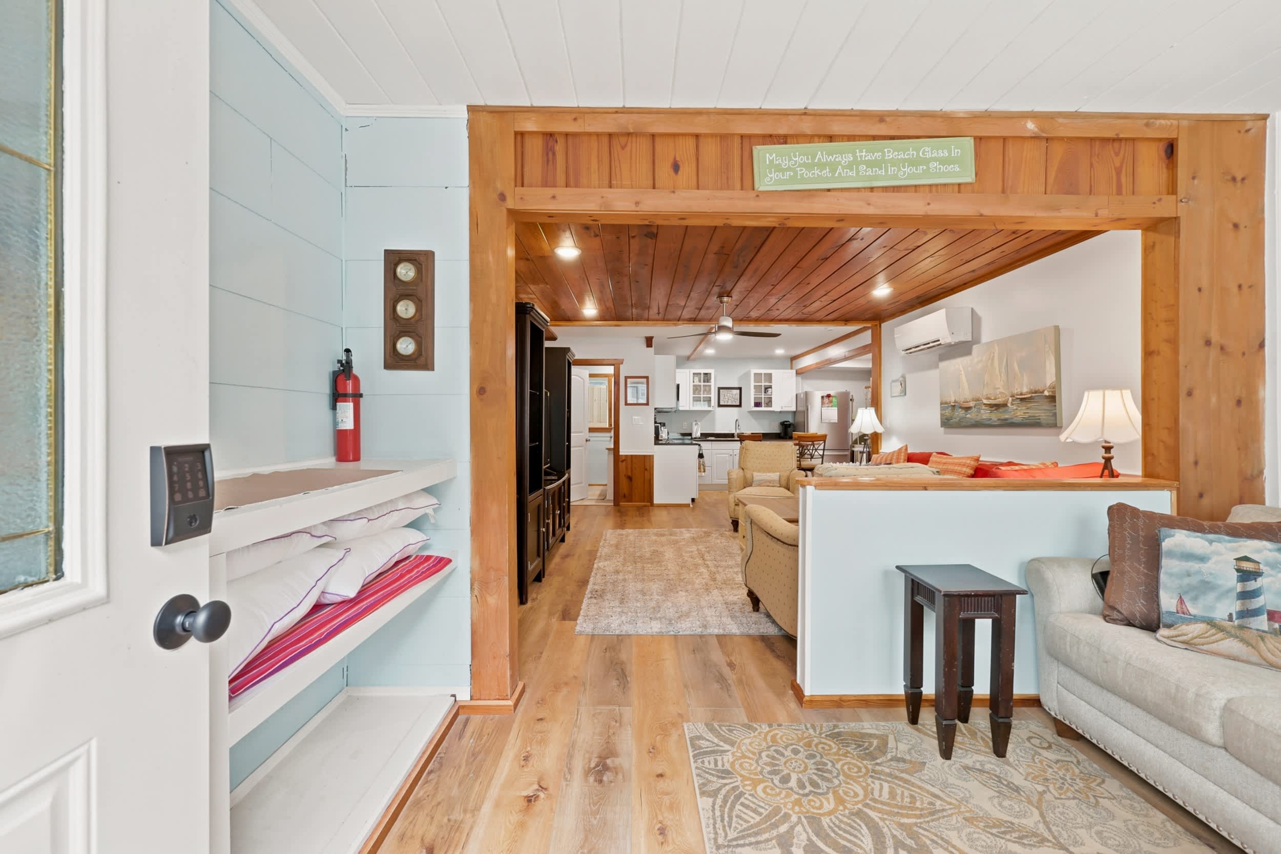 Coco Cottage w Outdoor Bar and TV Walk to Beach