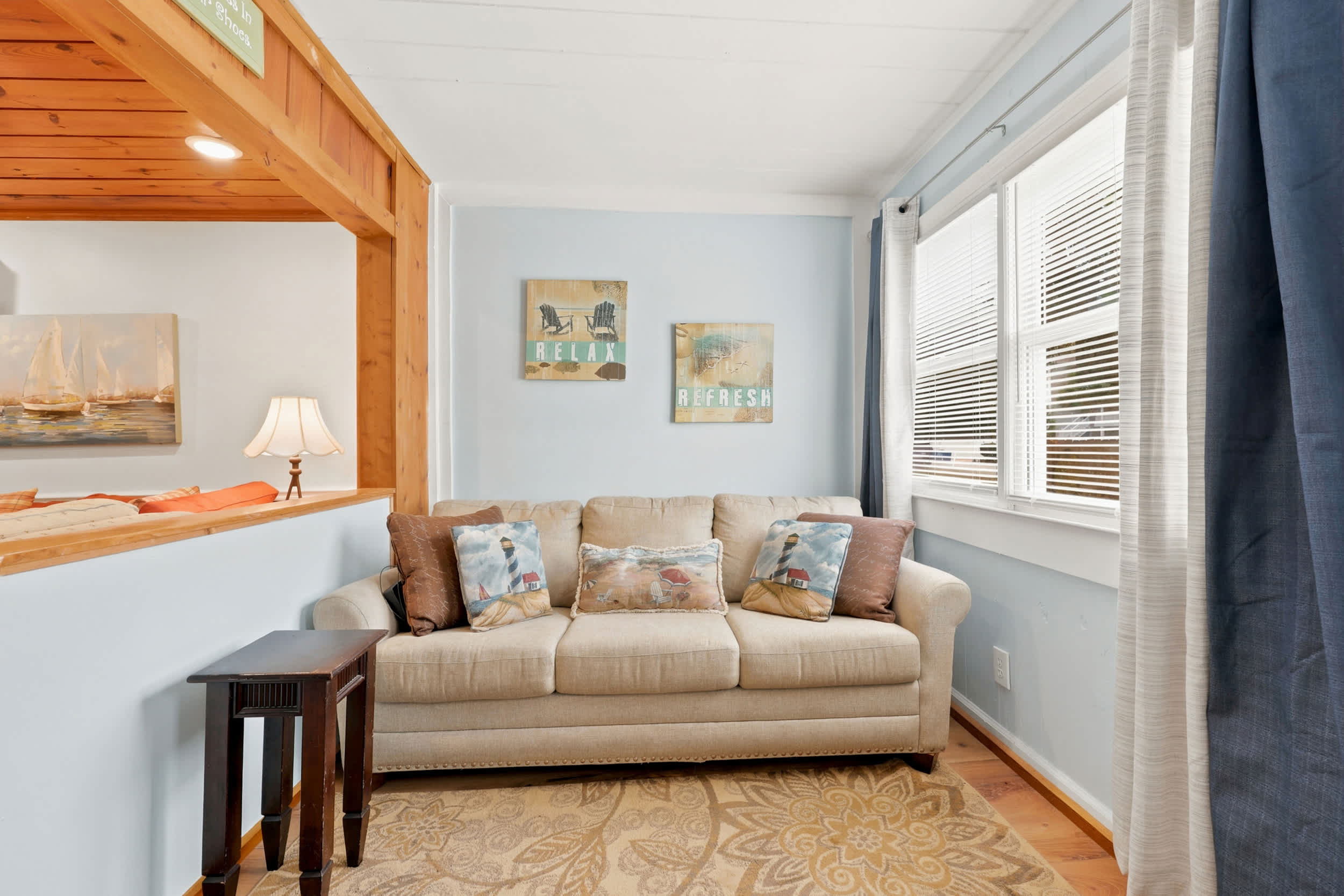 Coco Cottage w Outdoor Bar and TV Walk to Beach