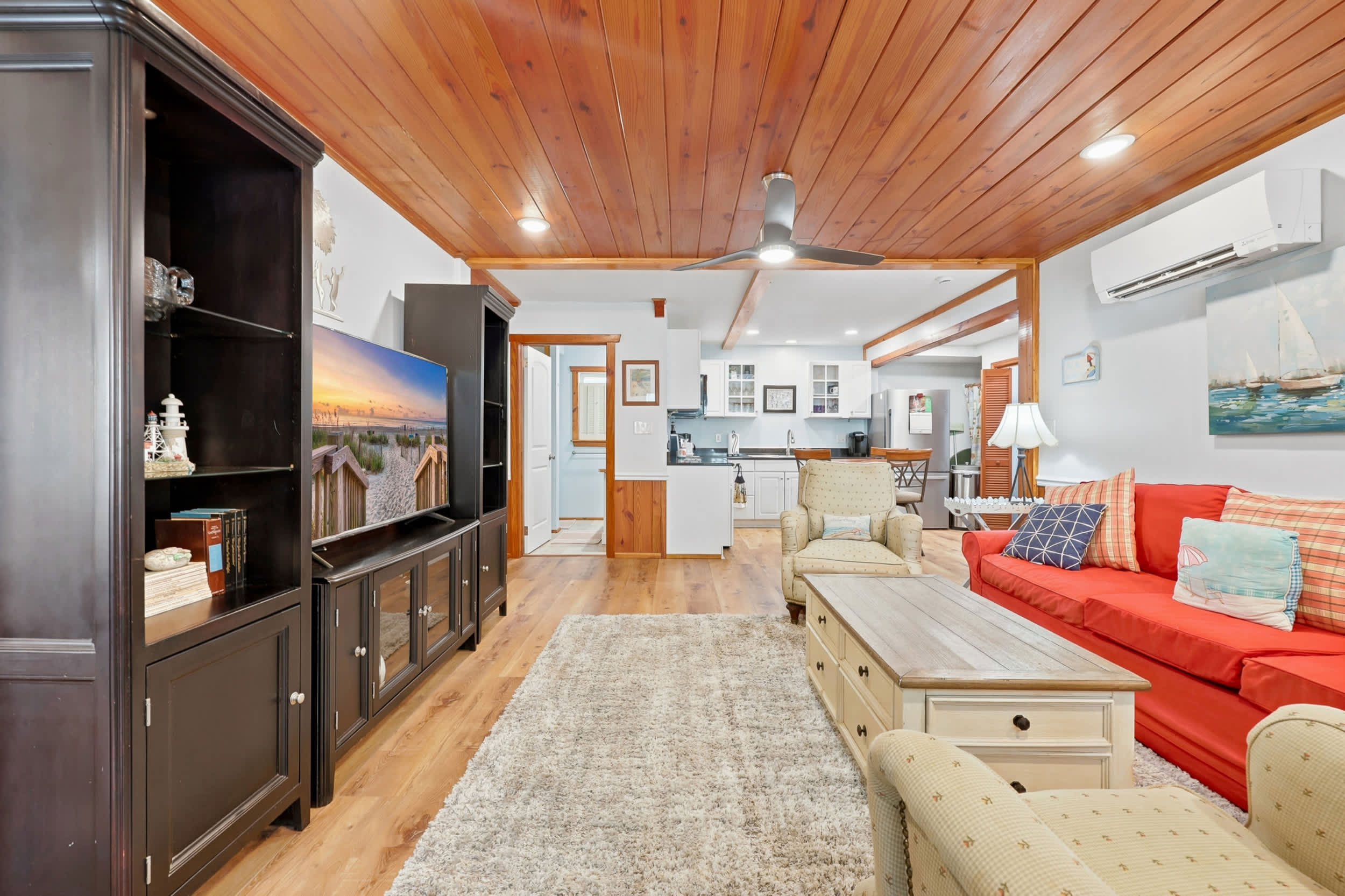 Coco Cottage w Outdoor Bar and TV Walk to Beach