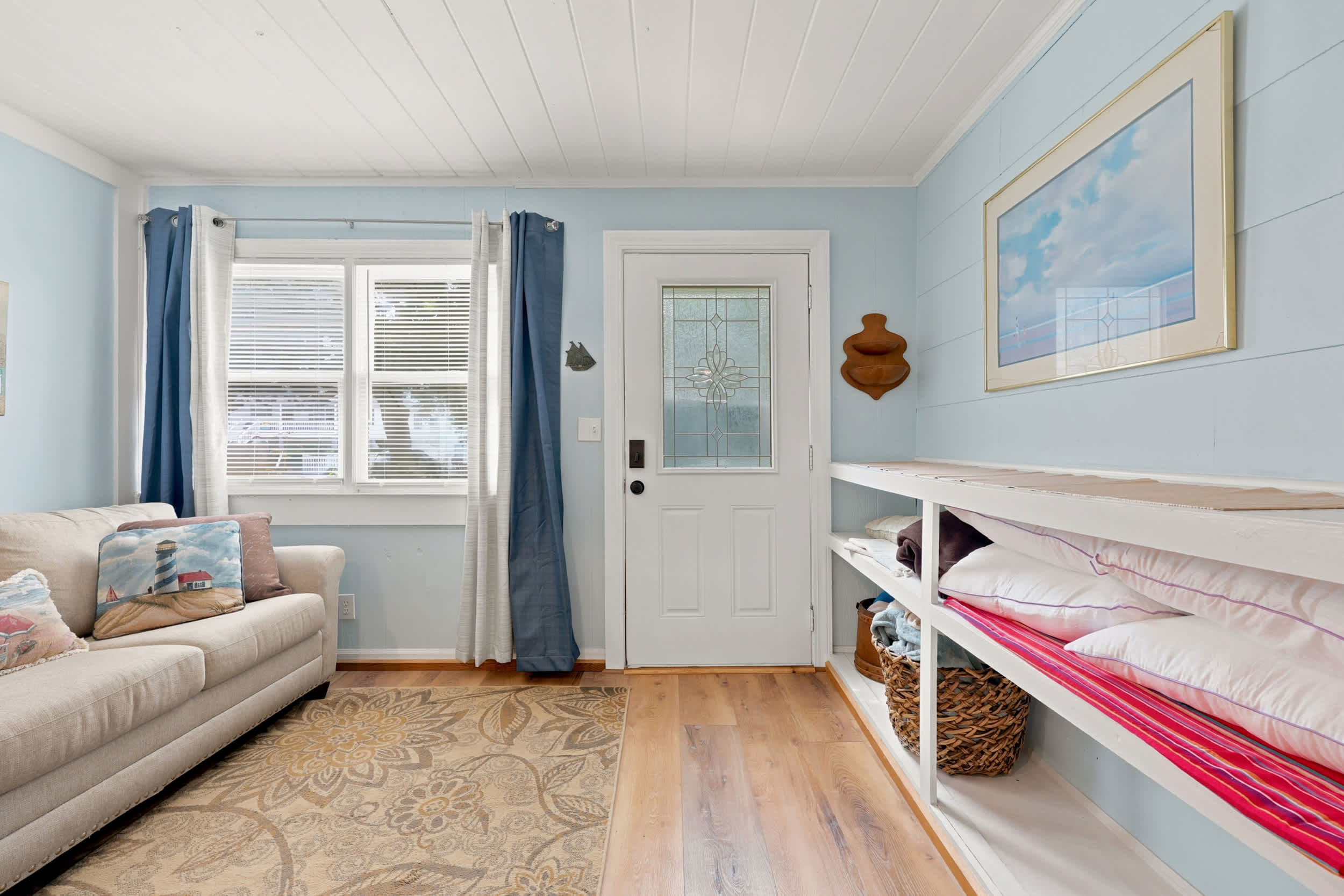 Coco Cottage w Outdoor Bar and TV Walk to Beach