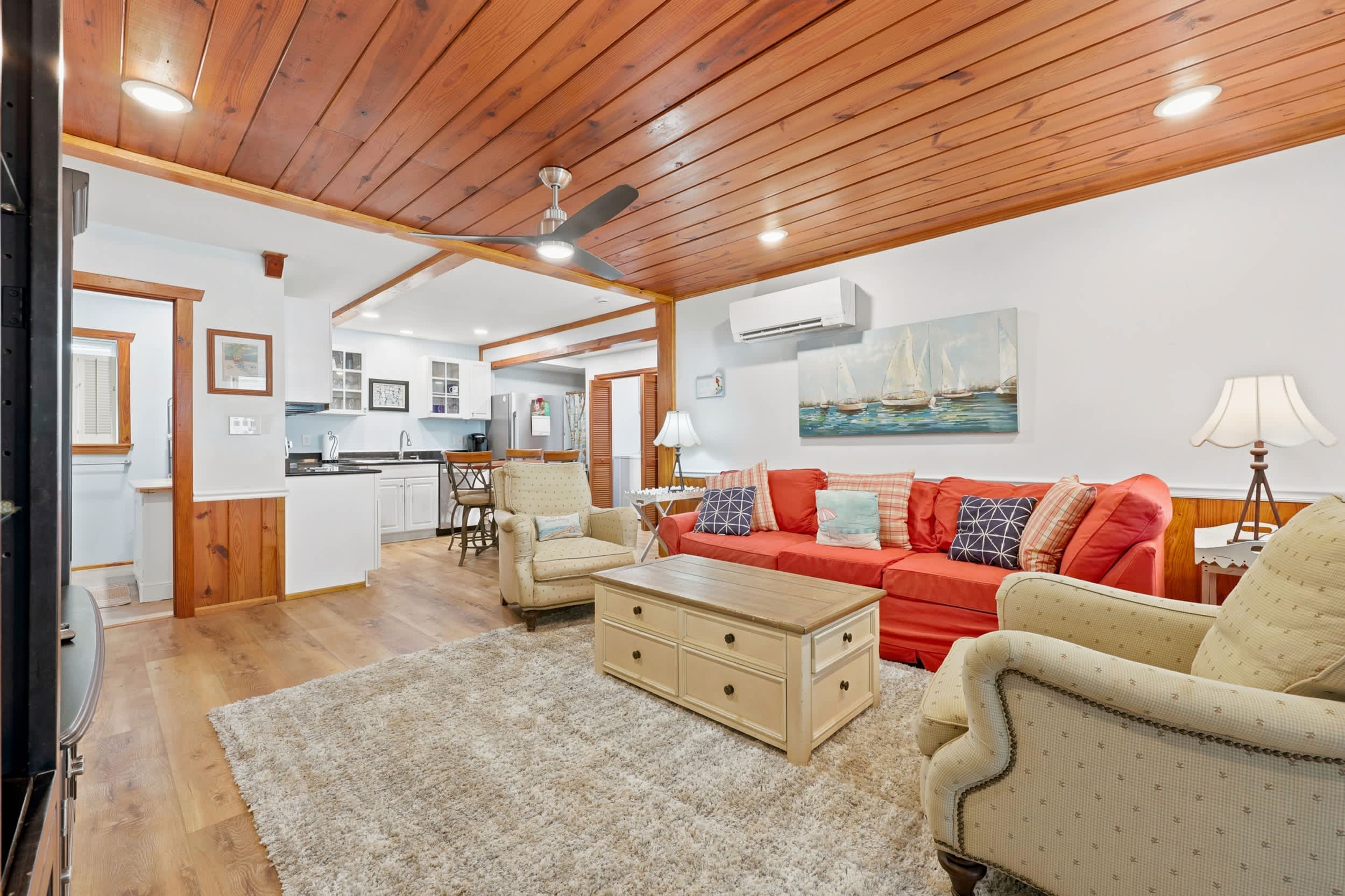 Coco Cottage w Outdoor Bar and TV Walk to Beach