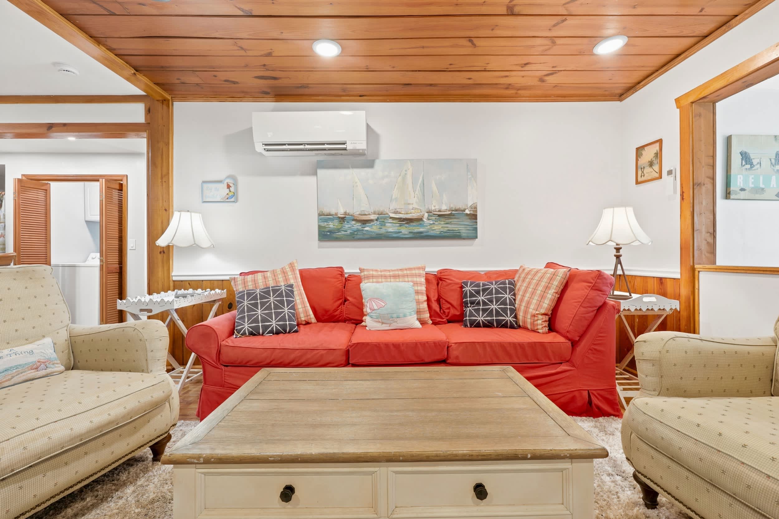 Coco Cottage w Outdoor Bar and TV Walk to Beach