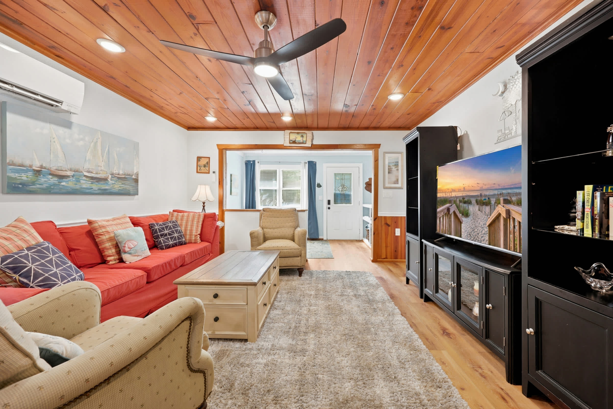 Coco Cottage w Outdoor Bar and TV Walk to Beach