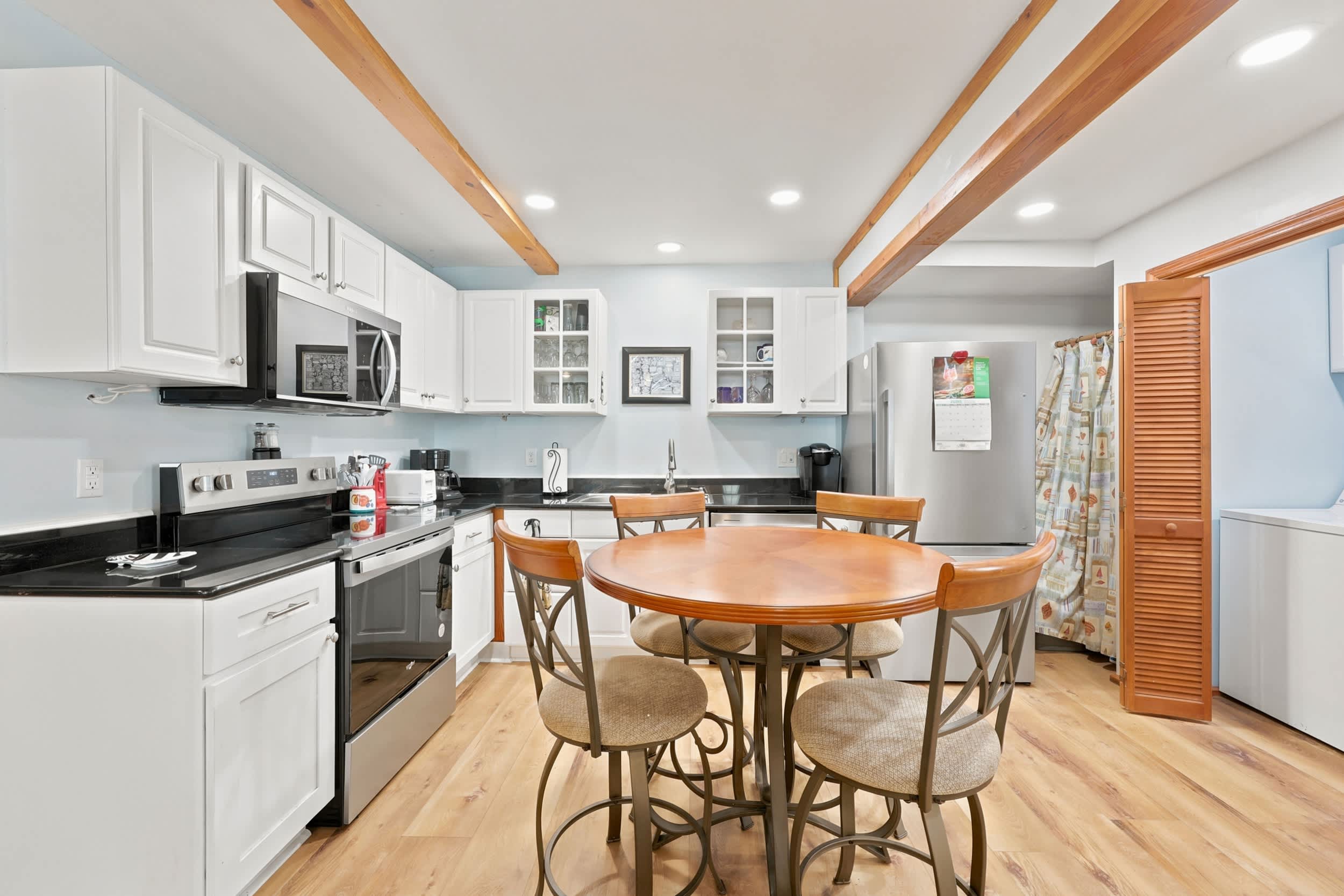 Coco Cottage w Outdoor Bar and TV Walk to Beach