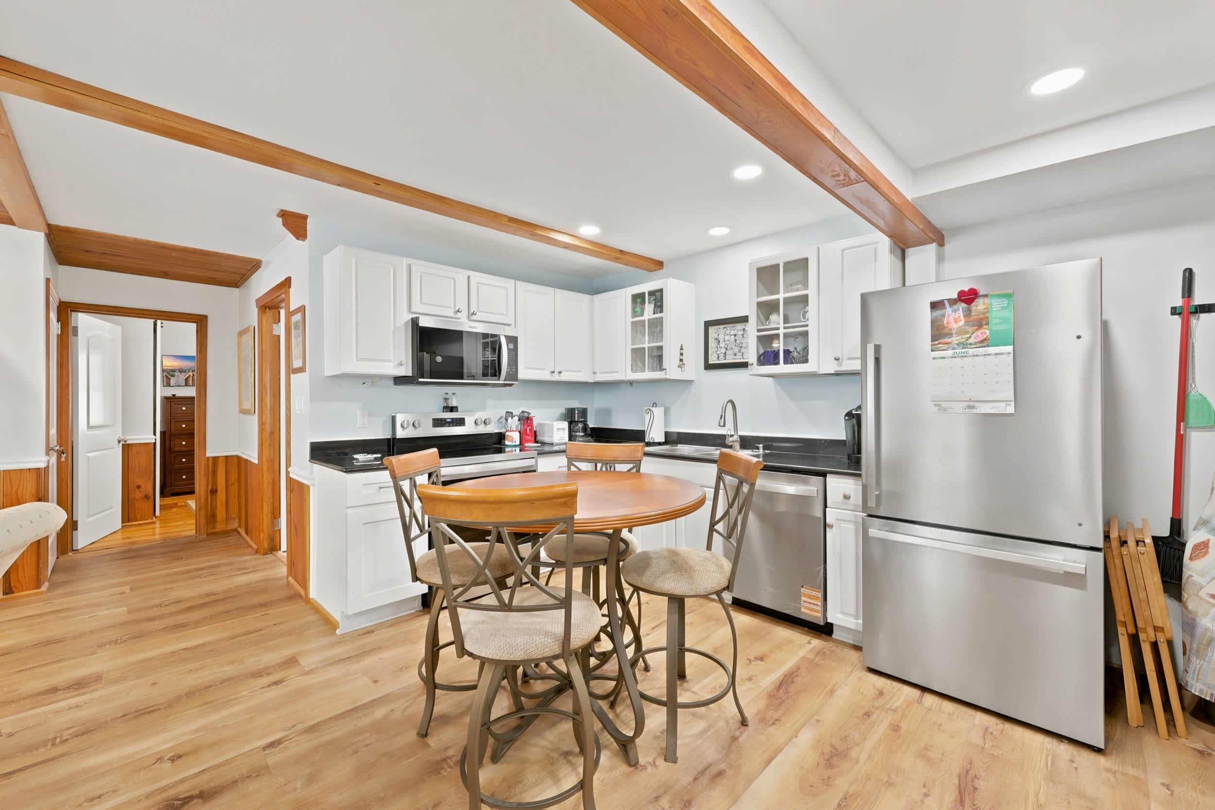 Coco Cottage w Outdoor Bar and TV Walk to Beach