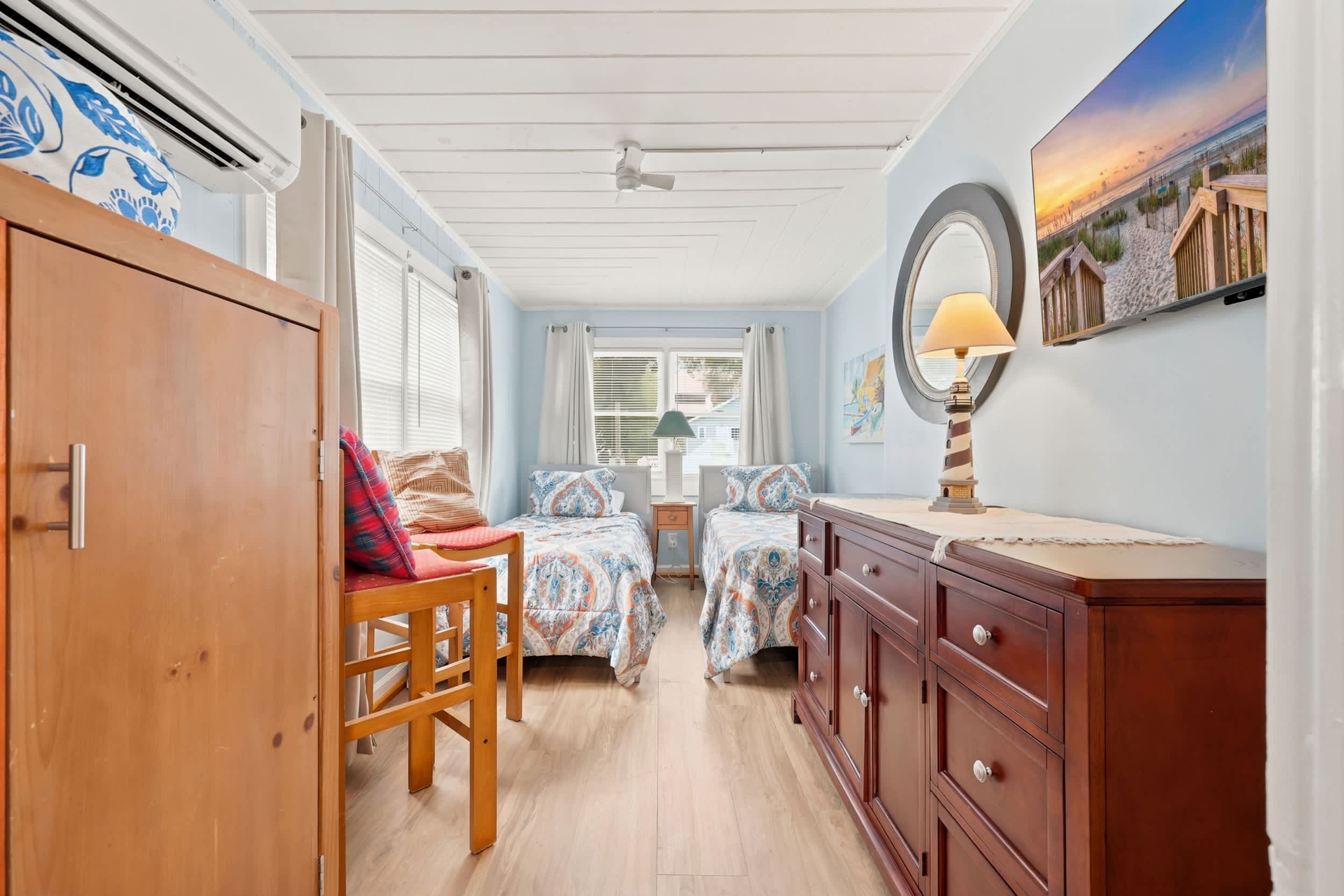 Coco Cottage w Outdoor Bar and TV Walk to Beach