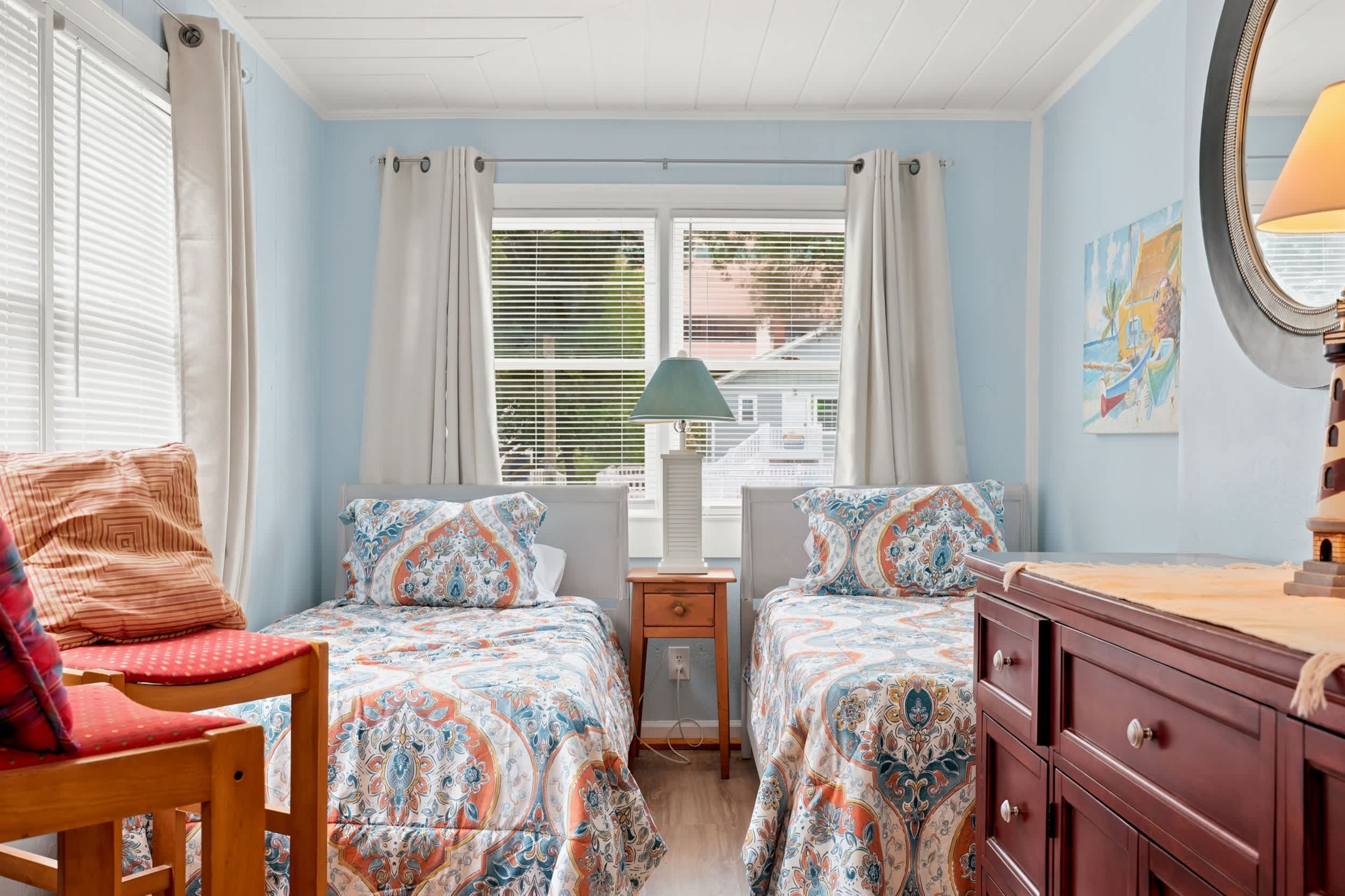 Coco Cottage w Outdoor Bar and TV Walk to Beach