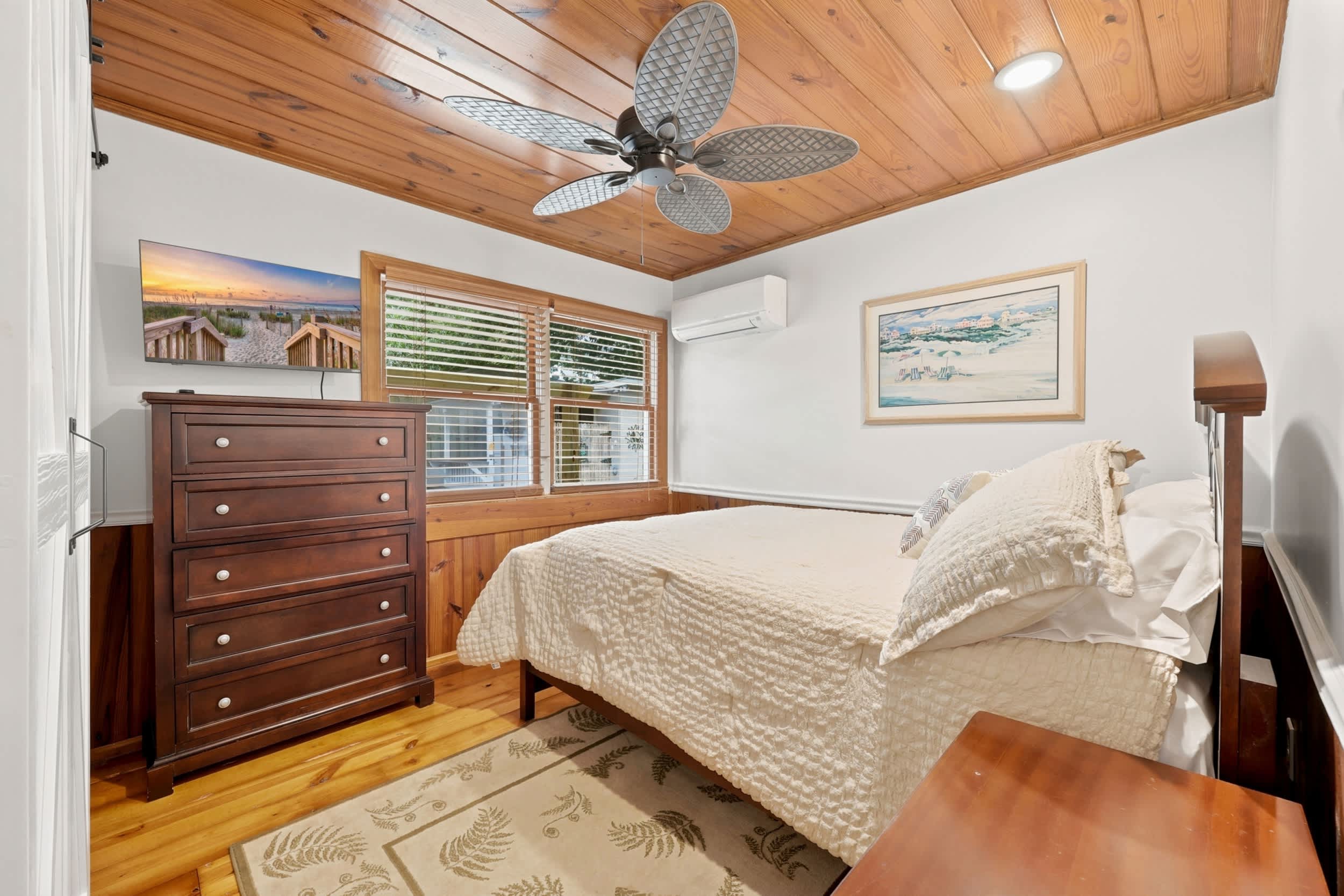 Coco Cottage w Outdoor Bar and TV Walk to Beach