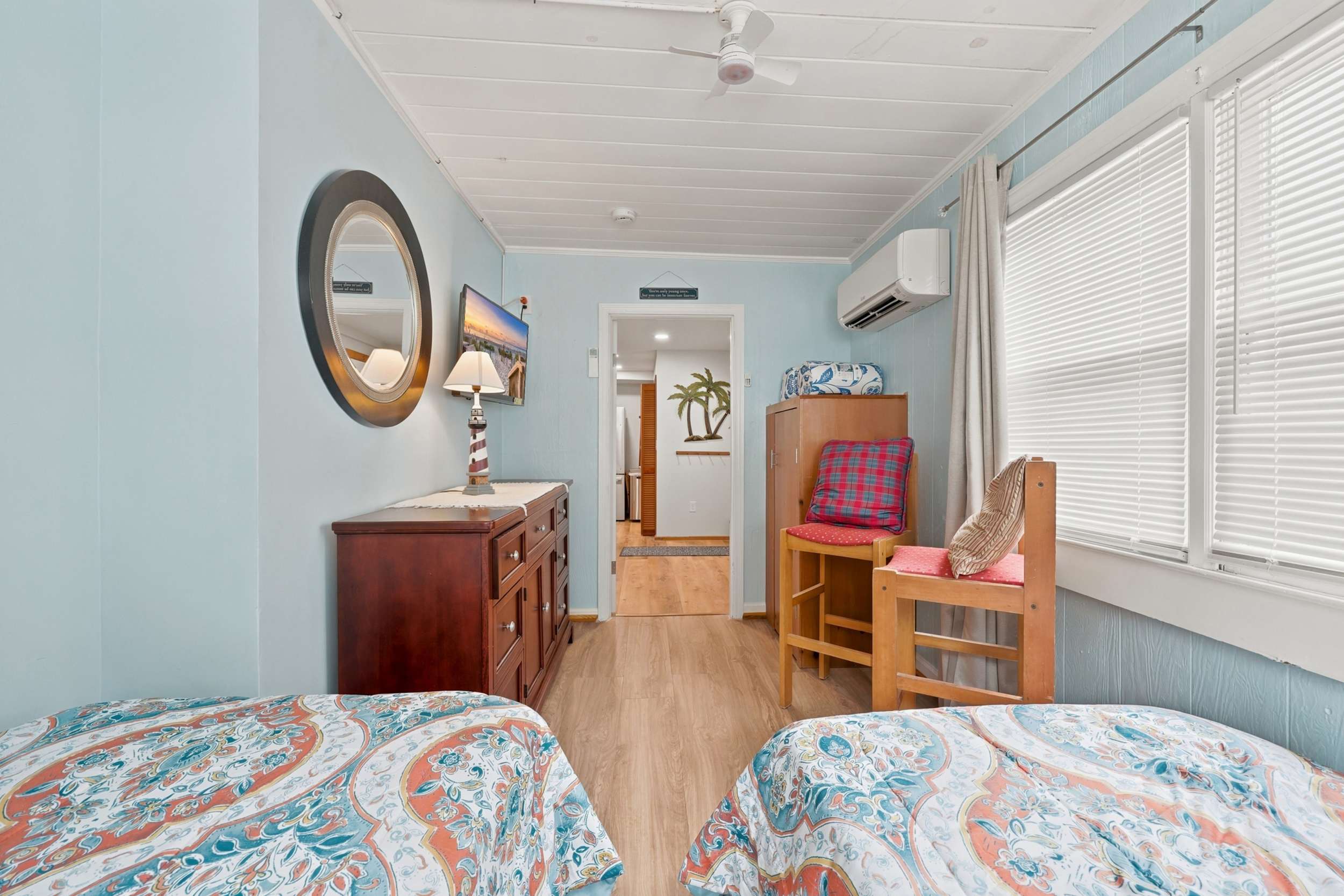 Coco Cottage w Outdoor Bar and TV Walk to Beach