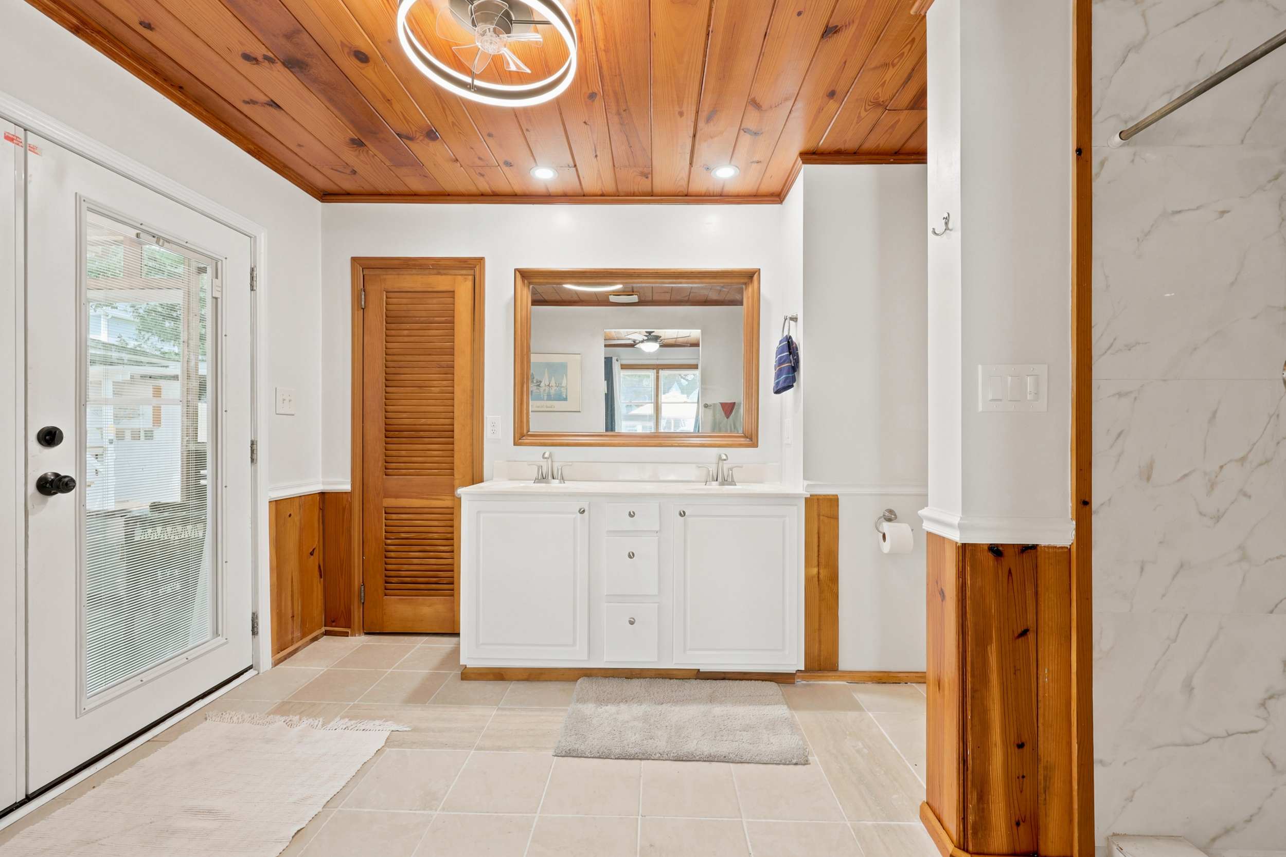Coco Cottage w Outdoor Bar and TV Walk to Beach