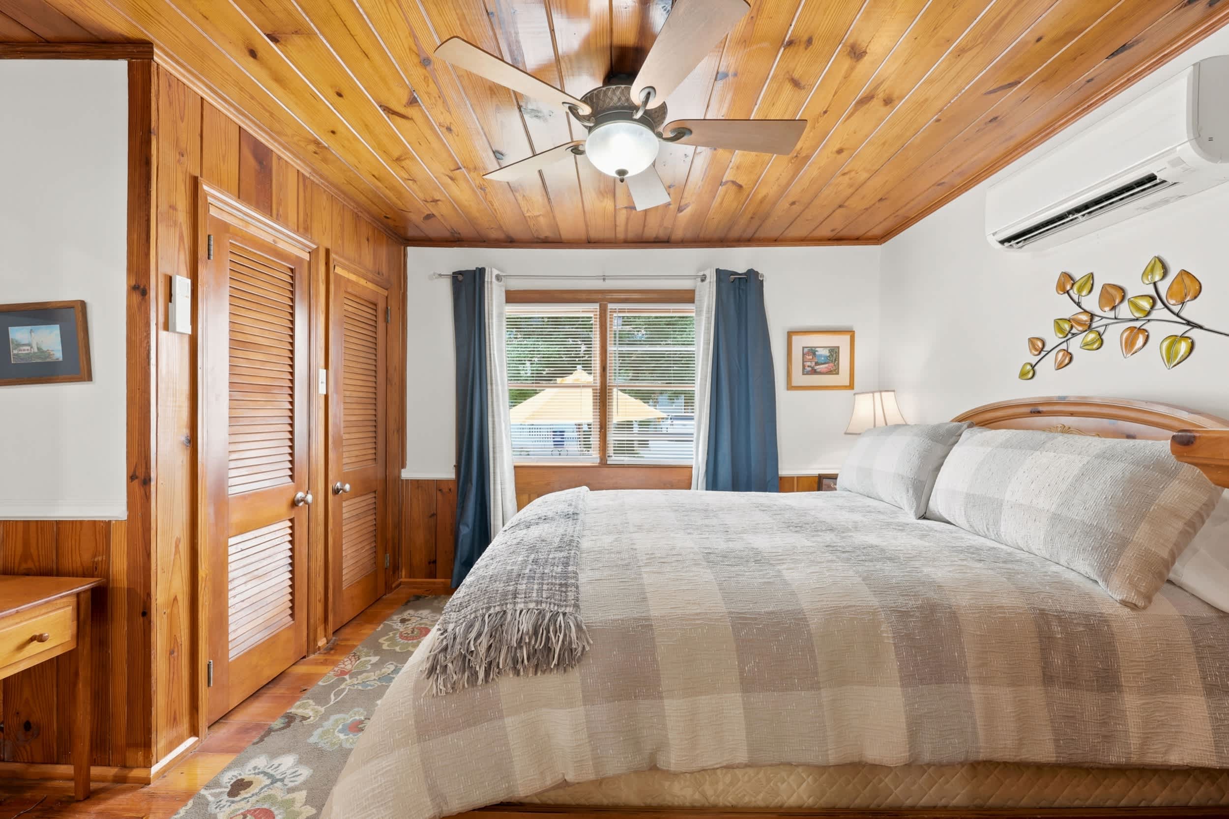 Coco Cottage w Outdoor Bar and TV Walk to Beach