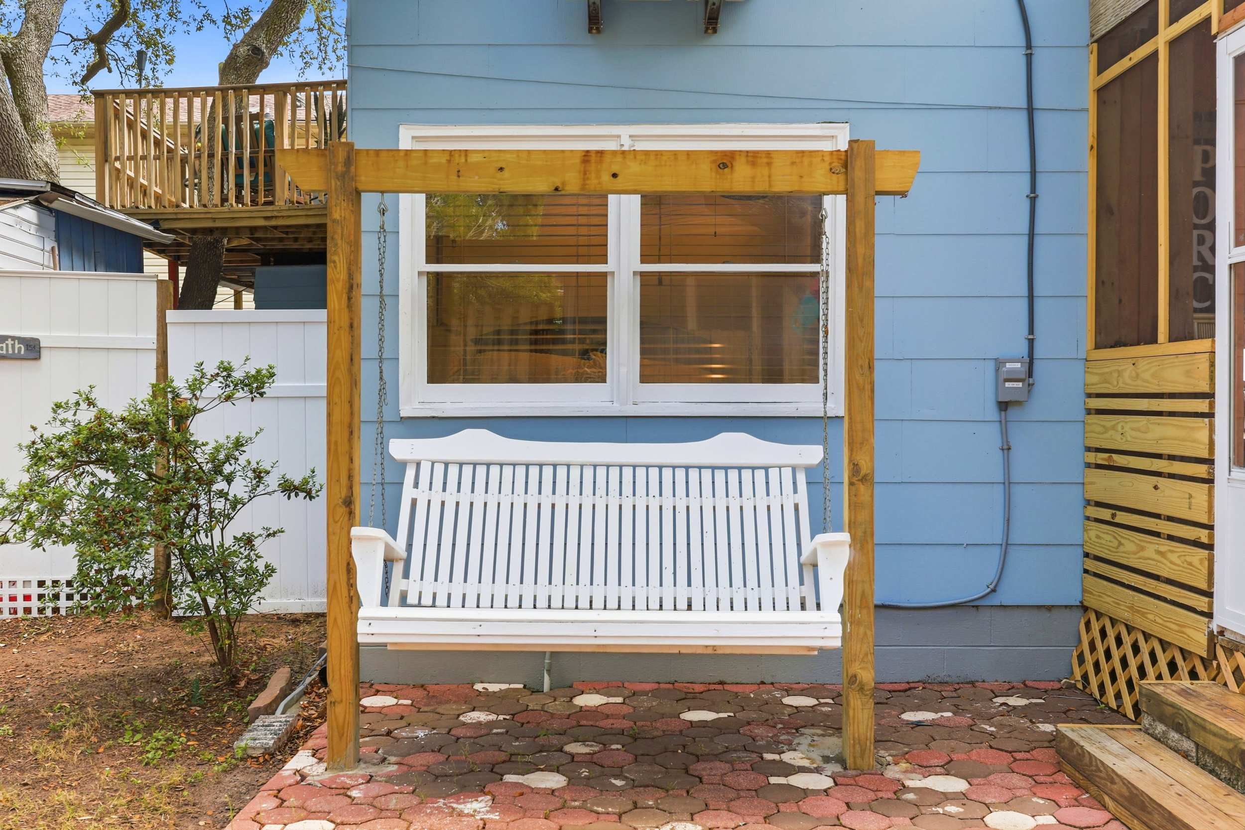 Coco Cottage w Outdoor Bar and TV Walk to Beach