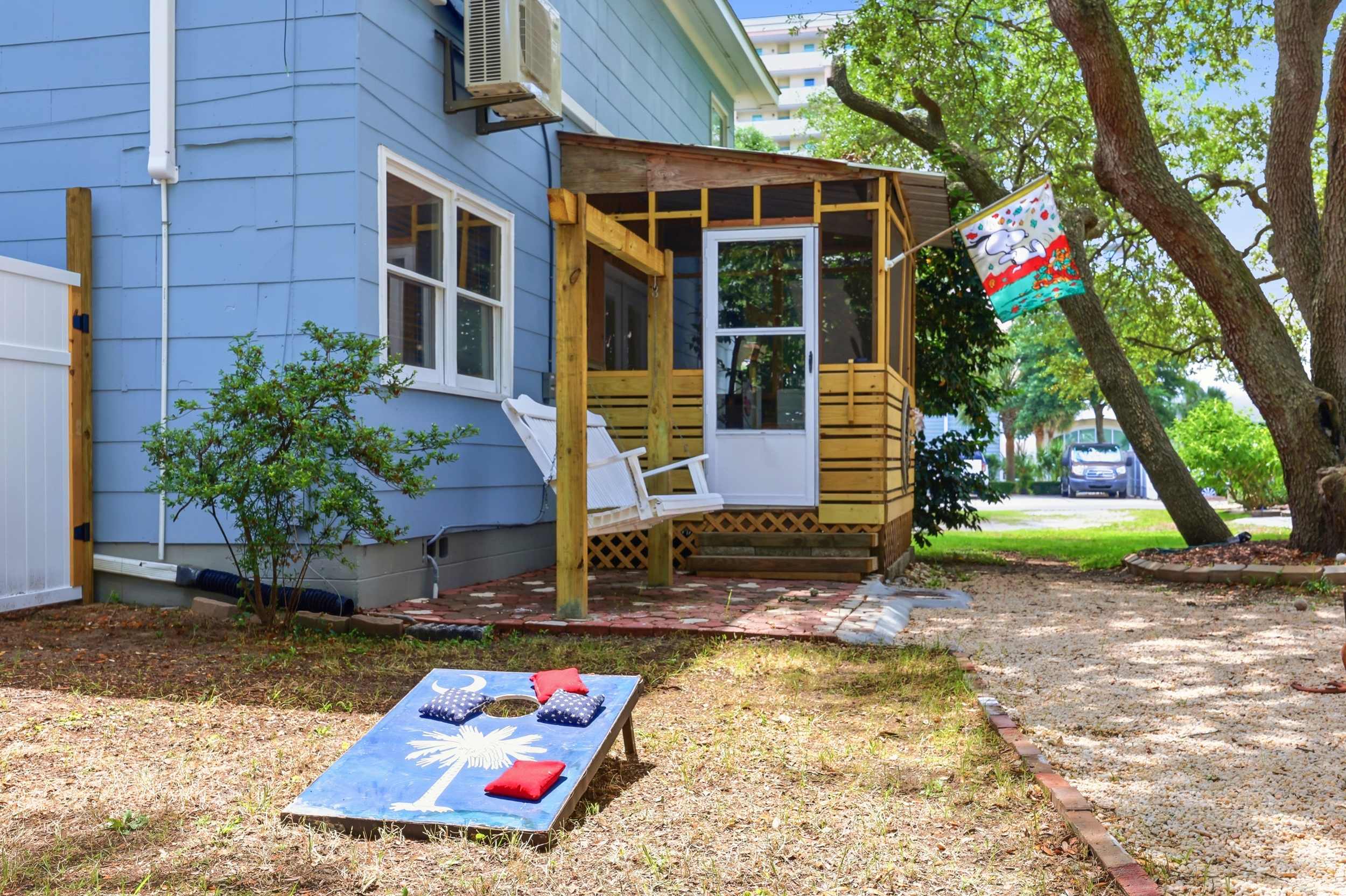 Coco Cottage w Outdoor Bar and TV Walk to Beach