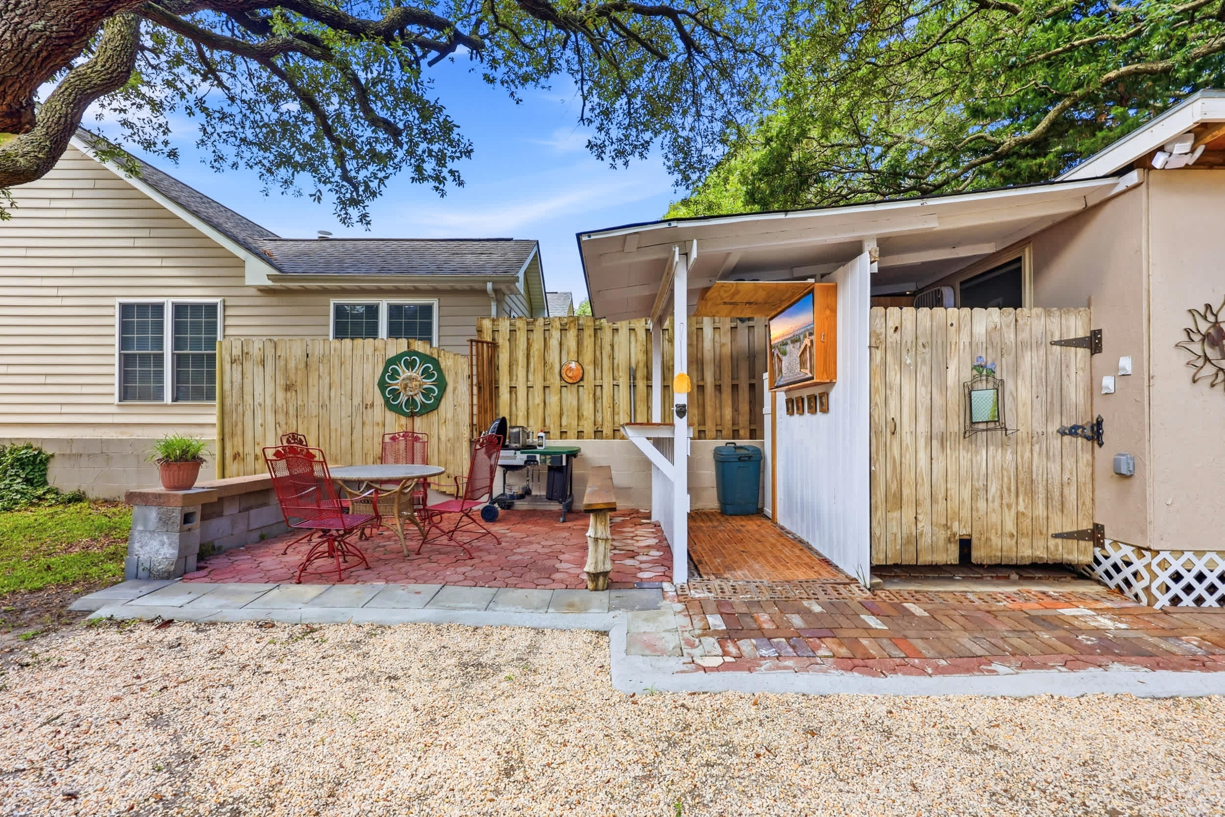Coco Cottage w Outdoor Bar and TV Walk to Beach