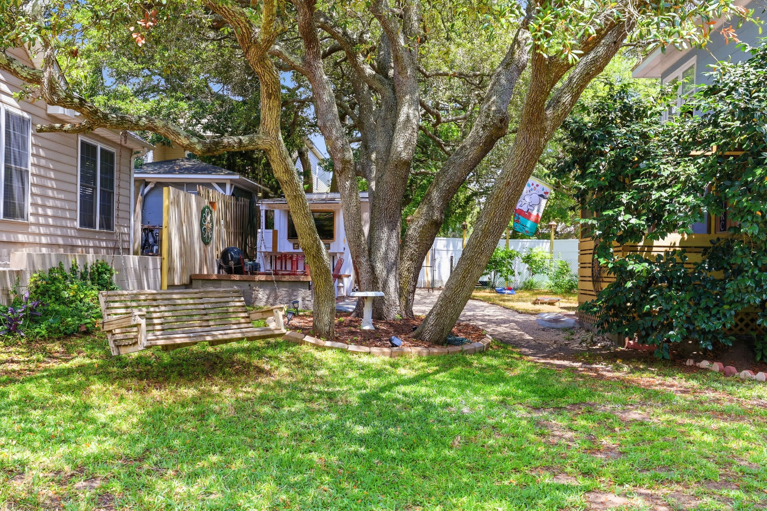 Coco Cottage w Outdoor Bar and TV Walk to Beach