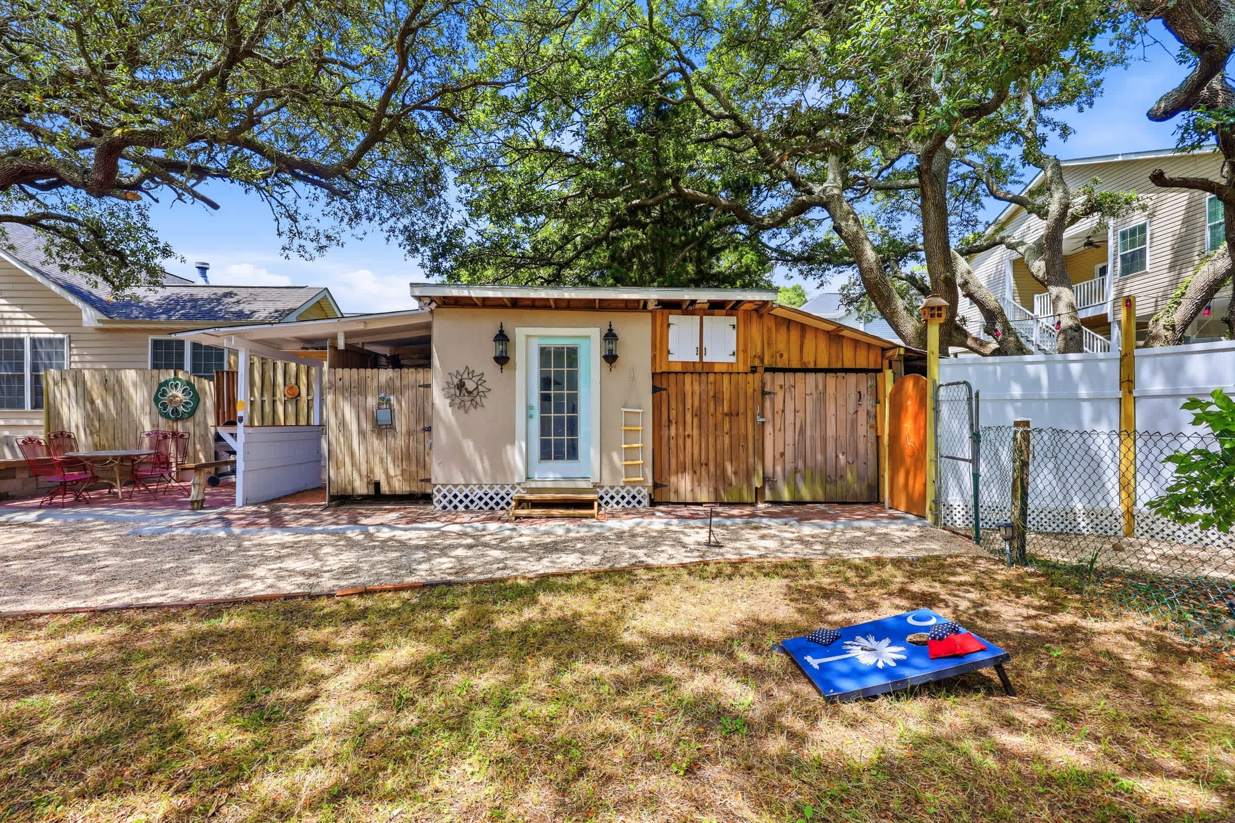 Coco Cottage w Outdoor Bar and TV Walk to Beach