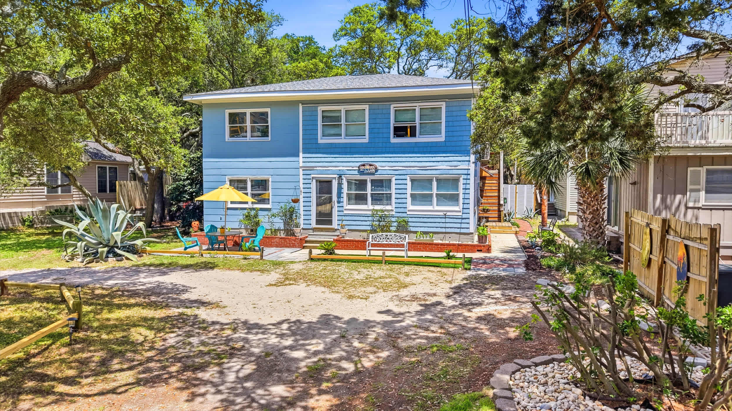 Coco Cottage w Outdoor Bar and TV Walk to Beach