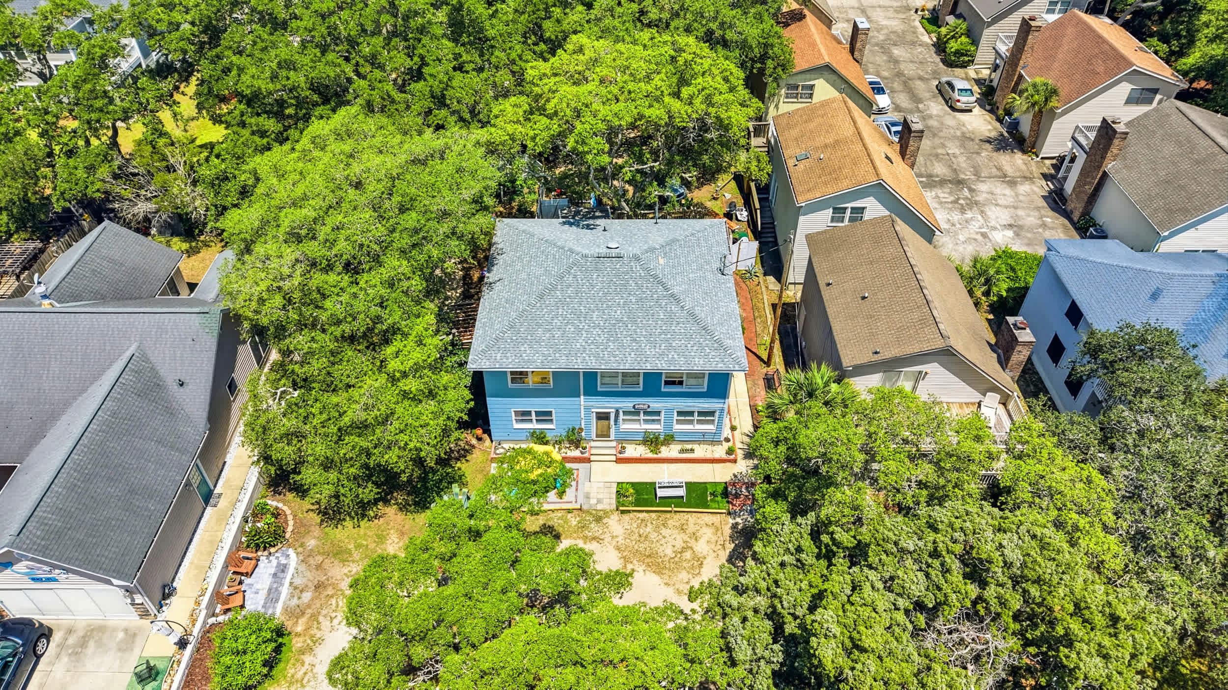 Coco Cottage w Outdoor Bar and TV Walk to Beach