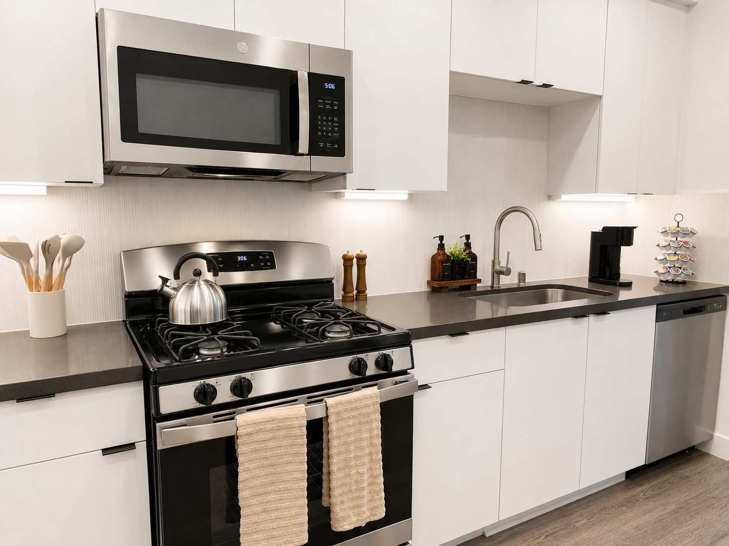 Modern Apartment 10 Min to Disneyland | Pool & Gym