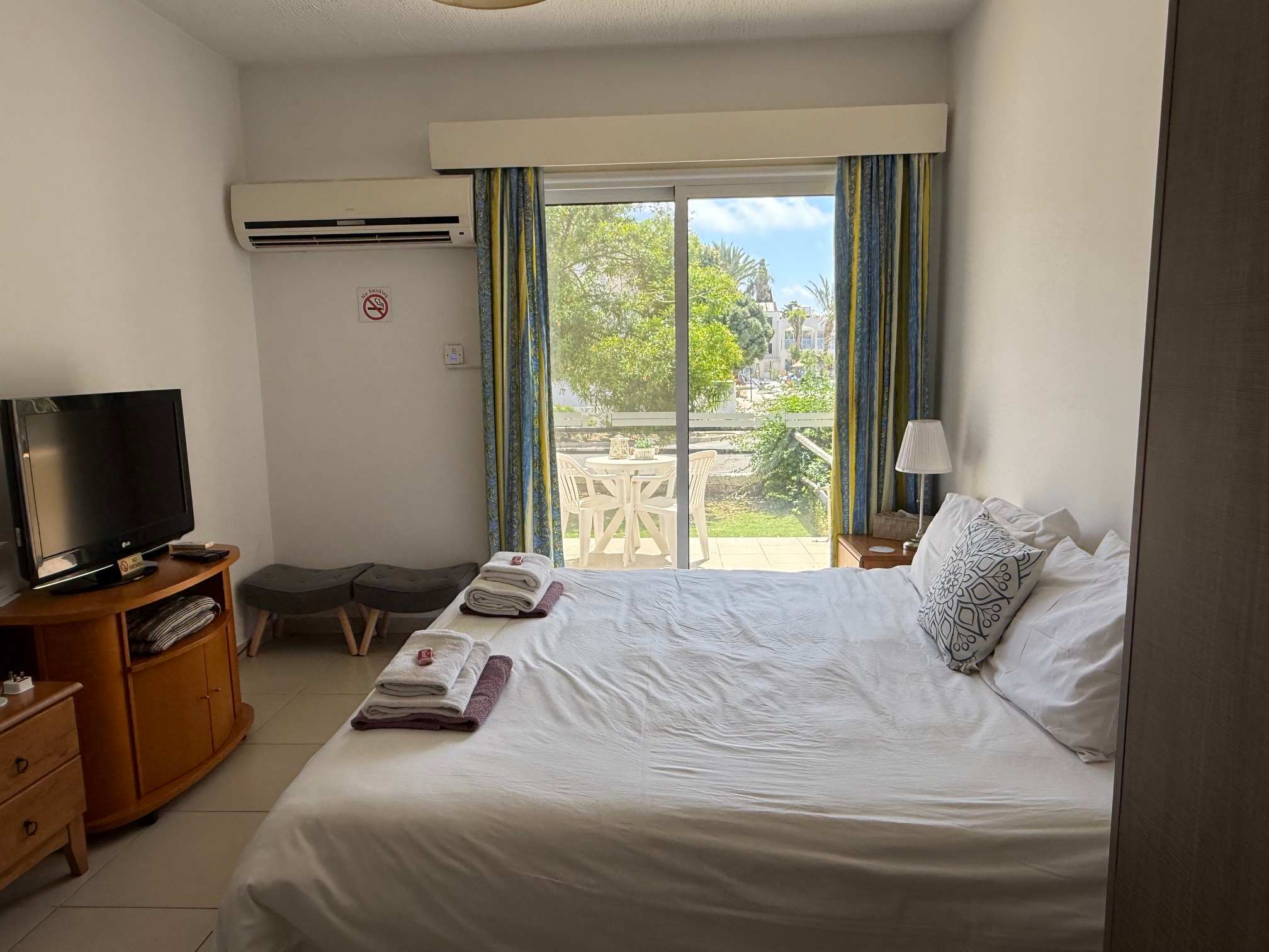 Paphos Gardens: 1BR Apt Near Pool, 5 mins to Beach and shops