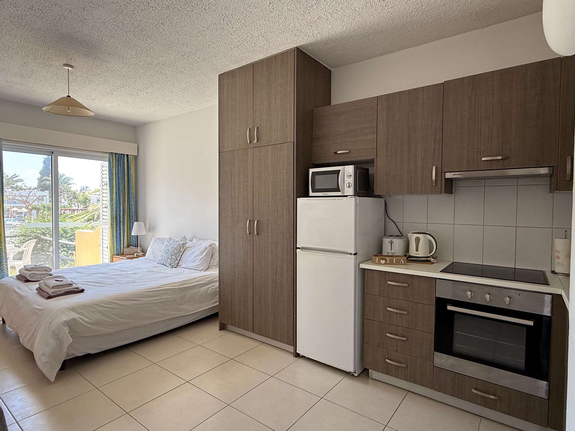 Paphos Gardens: 1BR Apt Near Pool, 5 mins to Beach and shops