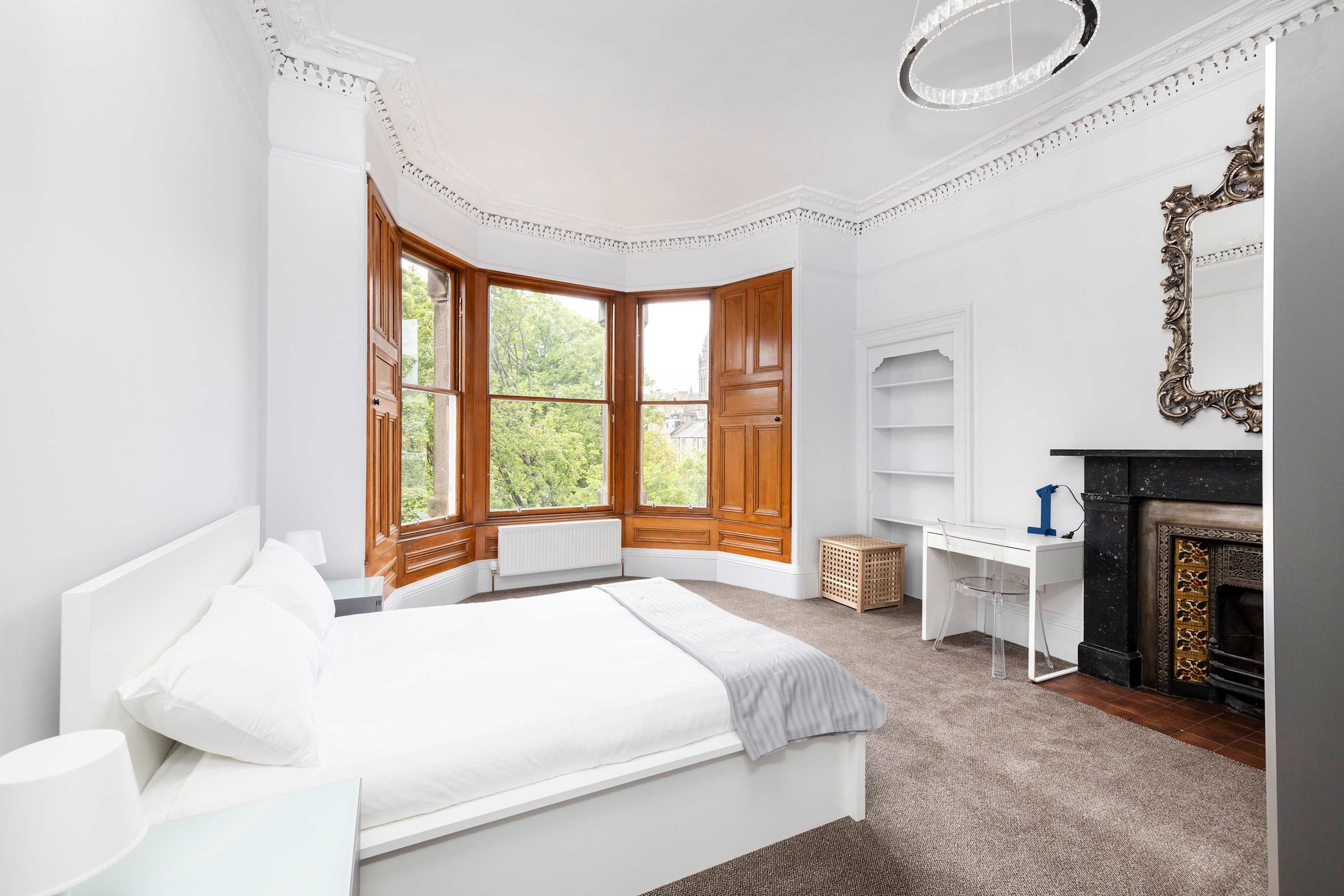 Spacious City-Centre Home with Garden Access serviced apartment - UK - VivreStays