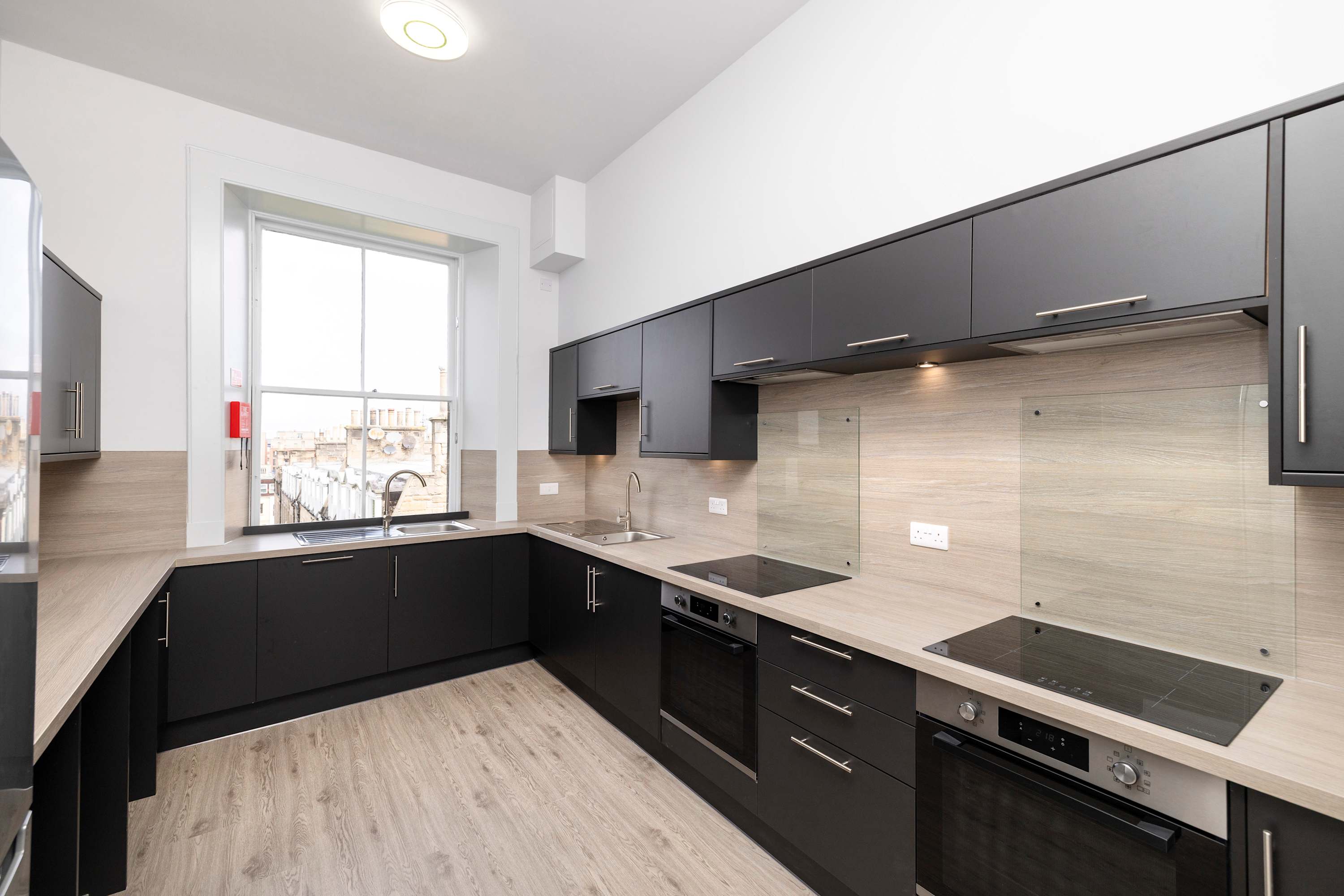 View Spacious City-Centre Home with Garden Access in Gillespie Crescent 40 EH10 4HX Spacious City-Centre Home with Garden Access in Gillespie Crescent 40 EH10 4HX - Property image 9 - VivreStays