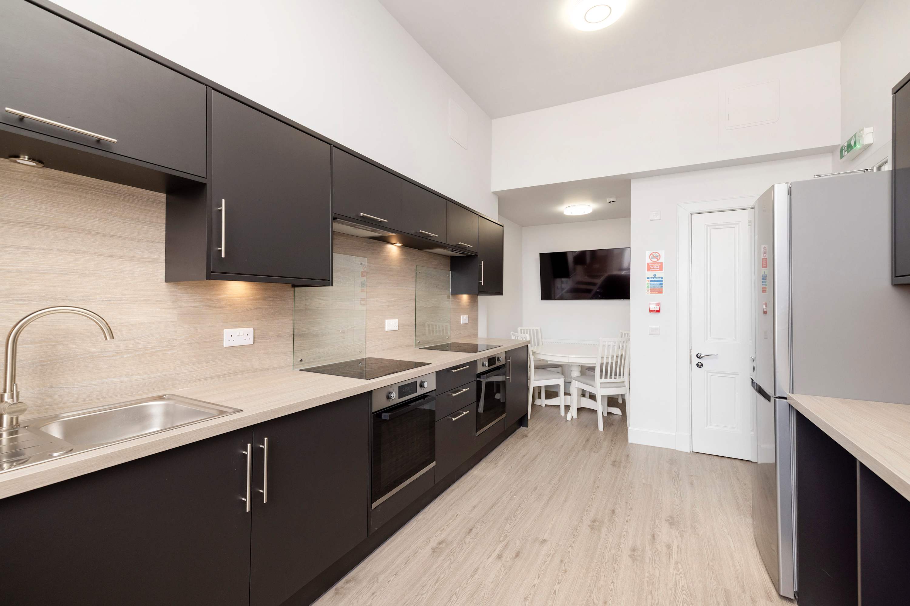 View Spacious City-Centre Home with Garden Access in Gillespie Crescent 40 EH10 4HX Spacious City-Centre Home with Garden Access in Gillespie Crescent 40 EH10 4HX - Property image 7 - VivreStays